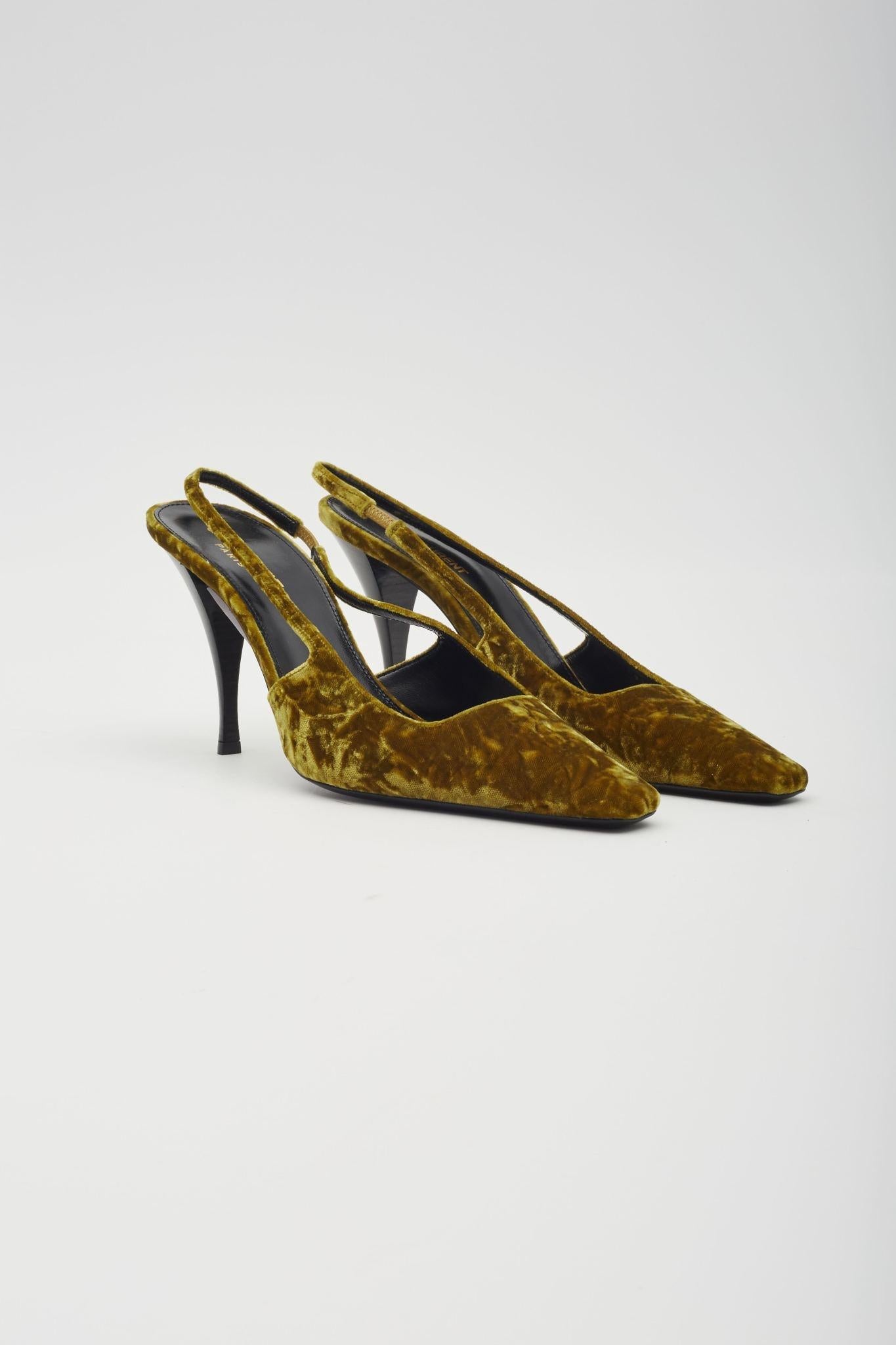 Questo tacco Saint Laurent presenta una tomaia in velluto schiacciato abbinata a un'elegante suola in pelle. Realizzato in Italia, il modello è caratterizzato da una chiusura a strappo e da una fodera e un plantare in pelle. La punta affusolata