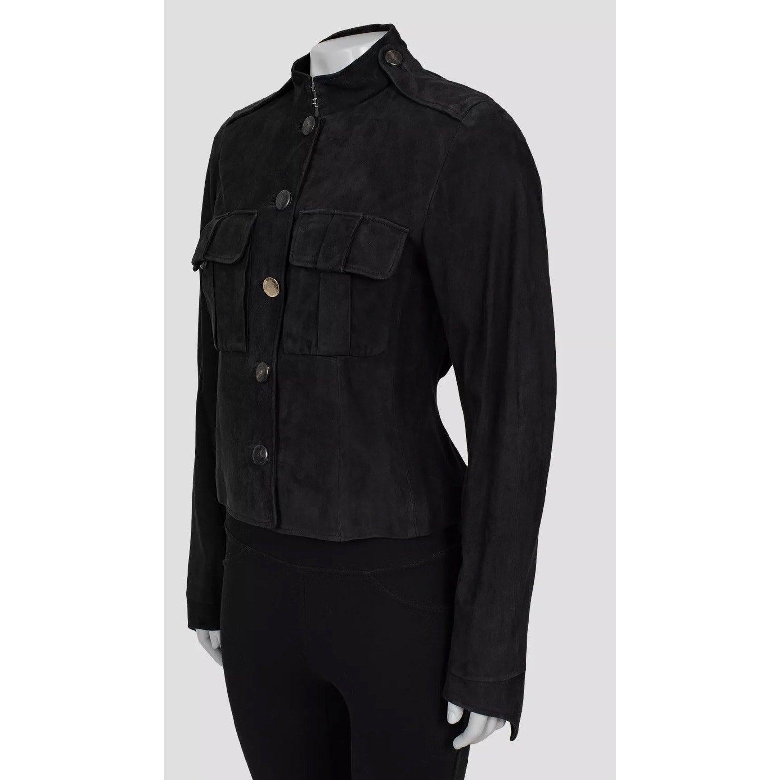 Sfoggia un look senza tempo con questa giacca in pelle nera vintage di Saint Laurent! Questa giacca è in ottime condizioni, con solo lievi segni di usura, come lo sfregamento della pelle sul colletto, sulle maniche e sulla schiena. 

Questa giacca