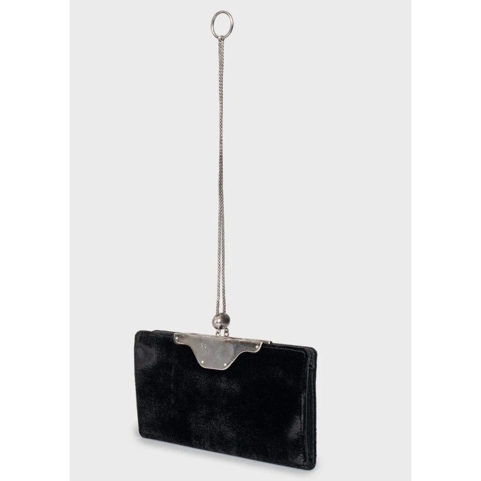 Pochette Saint Laurent vintage assolutamente stupenda! Questo pezzo elegante è realizzato in lussuoso velluto nero e presenta un'elegante tracolla a catena color argento. Il design aperto aggiunge praticità, mentre la tasca interna con zip e la