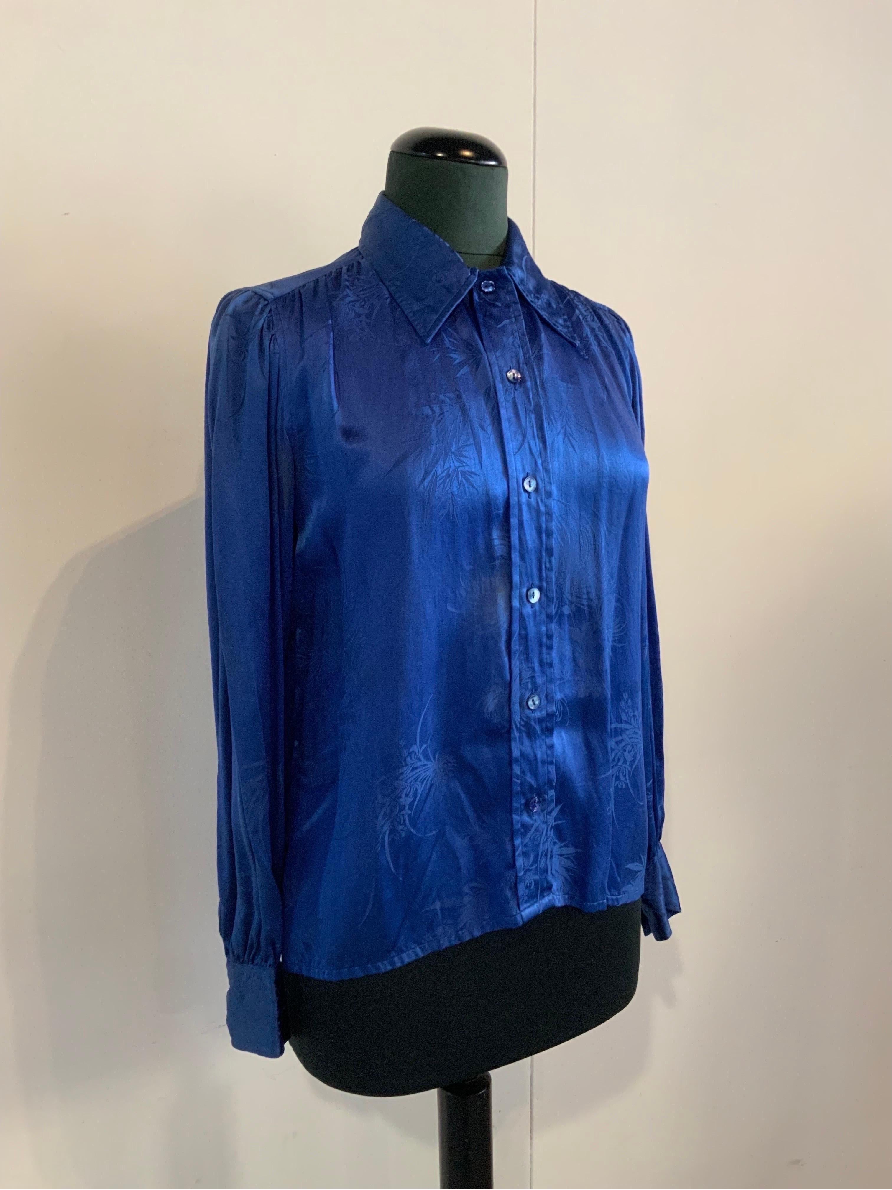 SAINT LAURENT VINTAGE SILK SHIRT.
In silk. Gorgeous floral details.
Vintage garment from the 70s.
Italian size 42
Shoulders 42 cm
Bust 50 cm
Length 64 cm
Sleeve 60 cm
Excellent general condition, shows signs of normal use.
