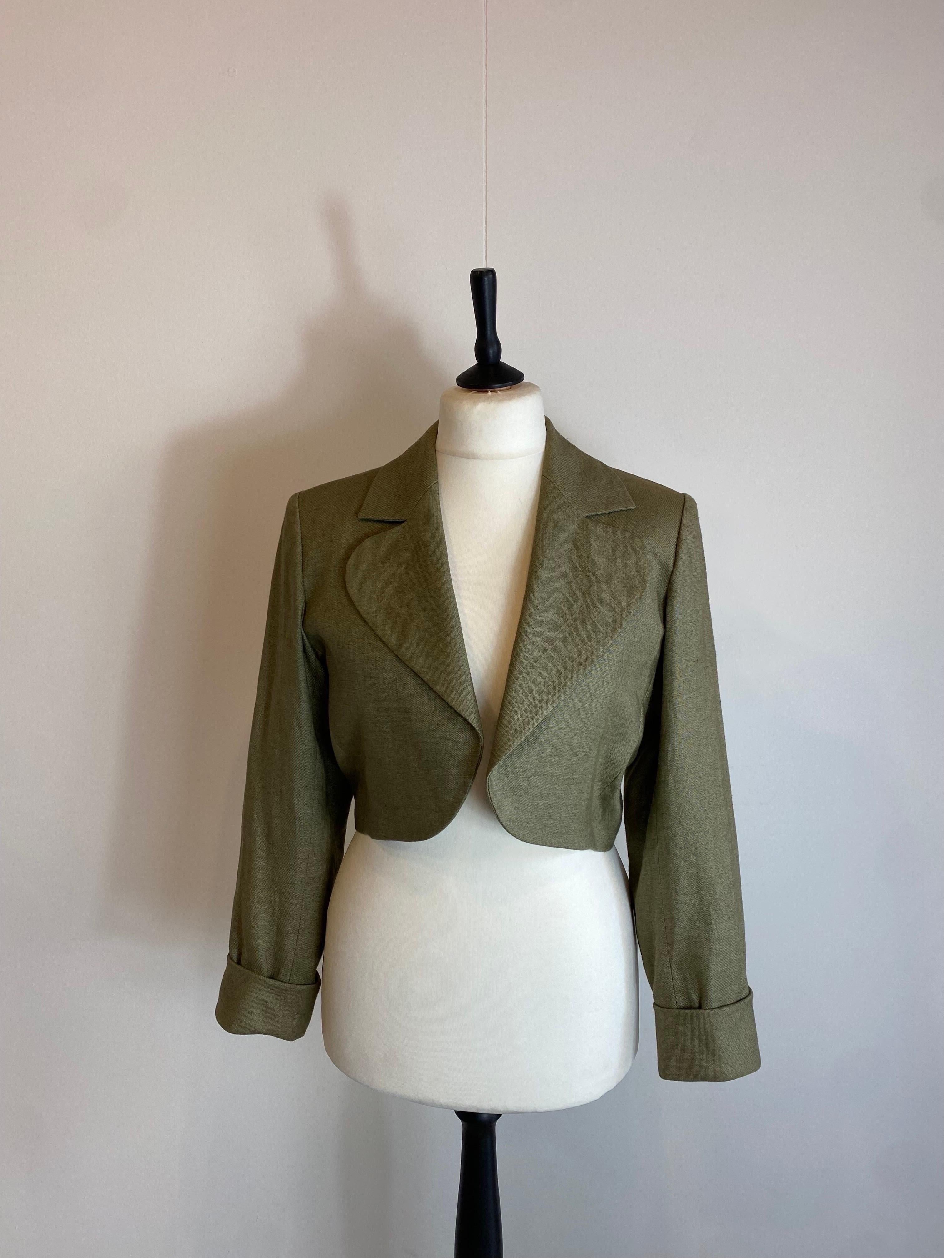 Saint Laurent vintage bolero jacket.
Composition label missing.
We think it's linen. Lined.
Features padded shoulders.
Size 44 French
Shoulders 46 cm
Bust 50 cm
Length 48 cm
Sleeve 60 cm
Excellent general condition, with minimal signs of normal use.