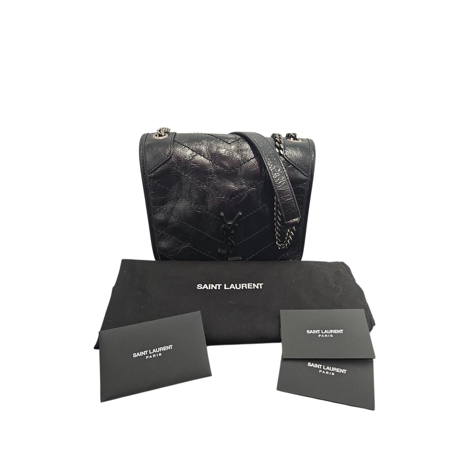 Saint Laurent Vintage Portefeuille Niki en cuir de veau froissé sur chaîne en vente 6