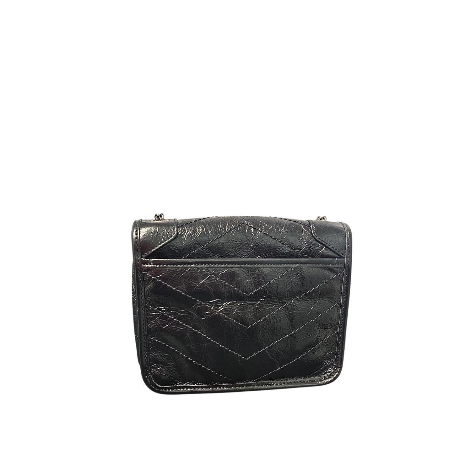 Noir Saint Laurent Vintage Portefeuille Niki en cuir de veau froissé sur chaîne en vente