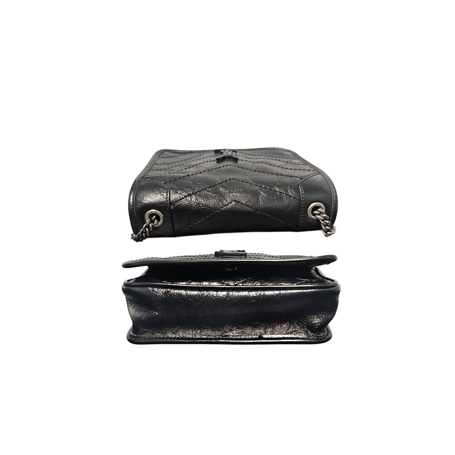 Saint Laurent Vintage Portefeuille Niki en cuir de veau froissé sur chaîne Bon état - En vente à Scottsdale, AZ