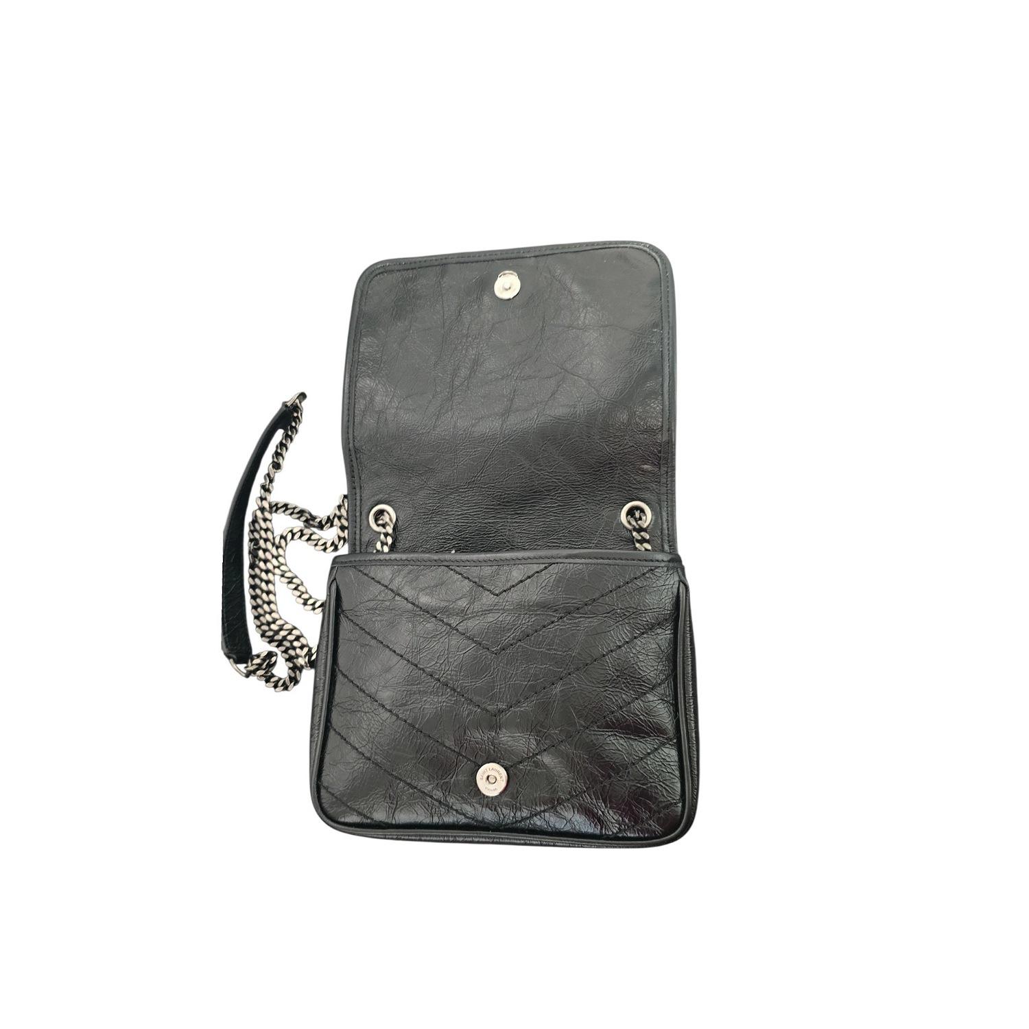Saint Laurent Vintage Portefeuille Niki en cuir de veau froissé sur chaîne Pour femmes en vente