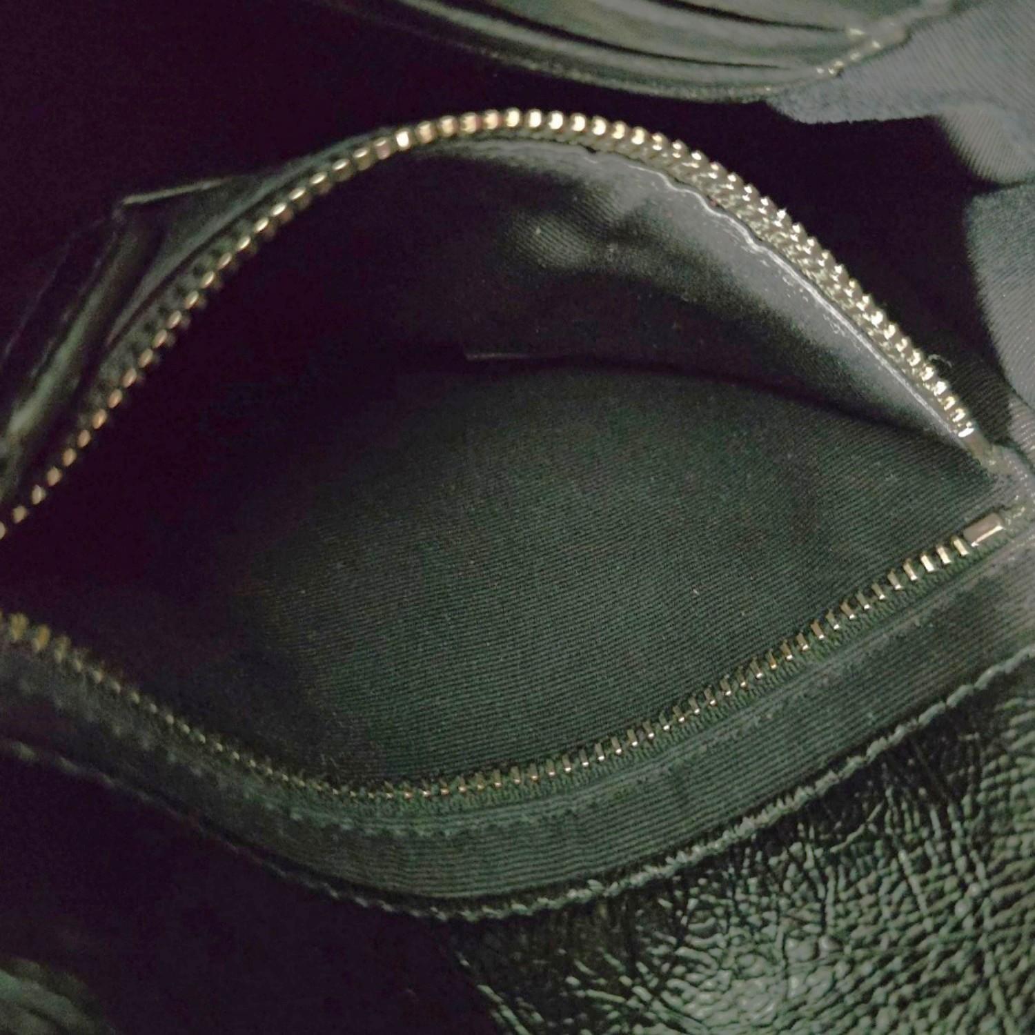 Saint Laurent Vintage Portefeuille Niki en cuir de veau froissé sur chaîne en vente 3
