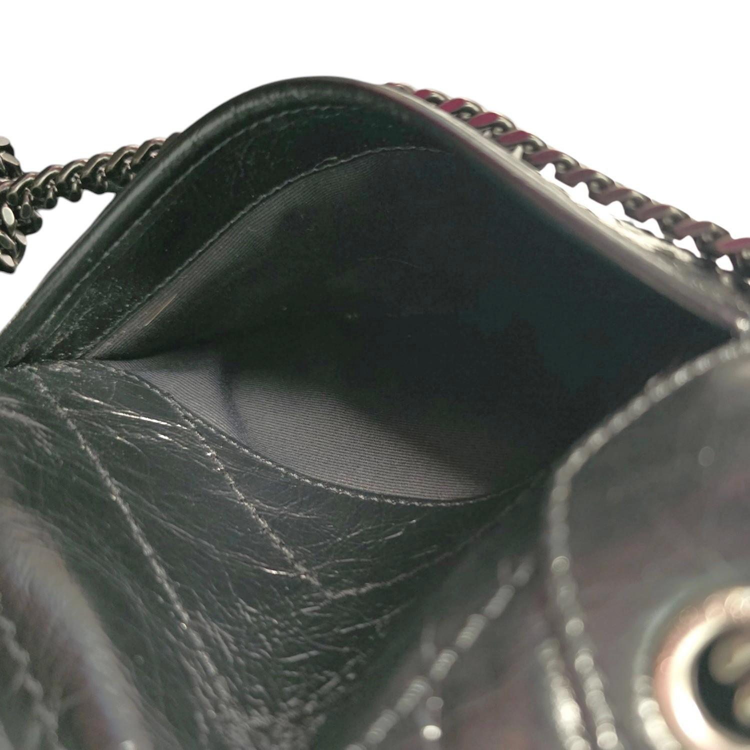 Saint Laurent Vintage Portefeuille Niki en cuir de veau froissé sur chaîne en vente 4