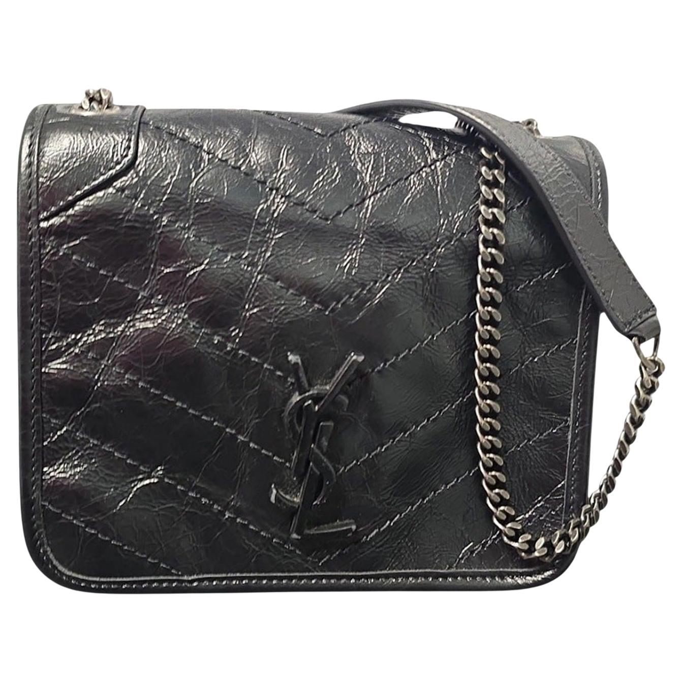 Saint Laurent Vintage Portefeuille Niki en cuir de veau froissé sur chaîne en vente