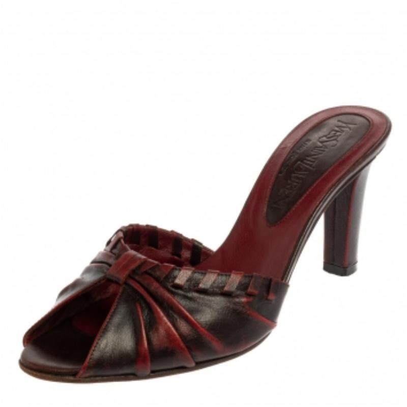 Elevate your style statement and walk with panache in these sandals from Saint Laurent. They come crafted from leather and feature an open-toe silhouette. They have been styled with ruched and knotted details on the vamp straps and come equipped