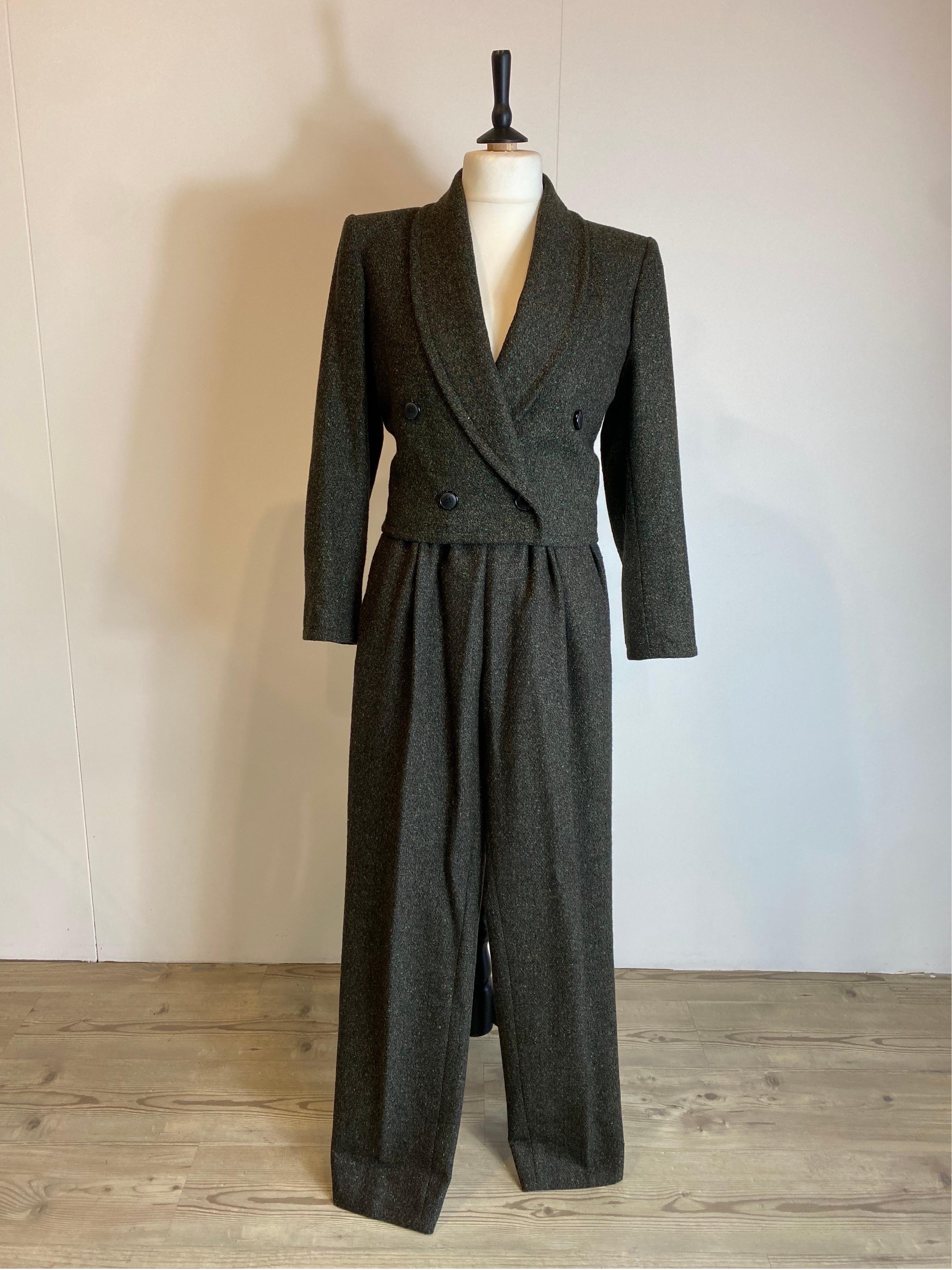 Vintage Saint Laurent suit.
Made of wool in shades of green. Lined.
Features padded shoulders.
French size 38 which corresponds to an Italian 42.
The jacket measures:
Shoulders 42 cm
Bust 46 cm
Length 55 cm
The trousers measure
Waist 33 cm
Leg
