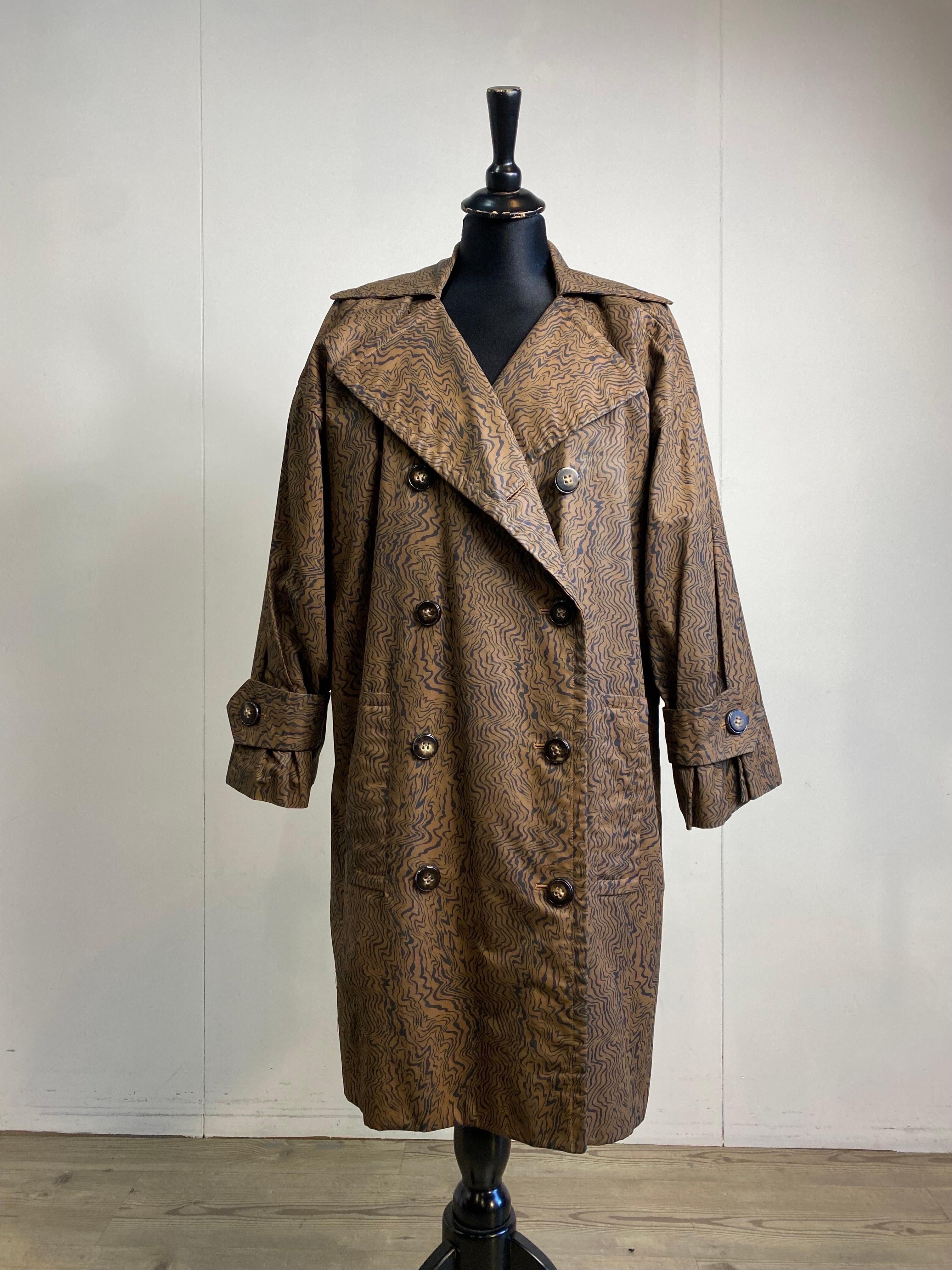 Zebra Saint Laurent trench coat.
Vintage piece from the 70s/80s
Composition label missing. It looks like an oilcloth.
French size 40 which corresponds to an Italian 44.
Shoulders 55 cm
Bust 62 cm
Length 98 cm
Sleeve 48 cm
In good general condition,