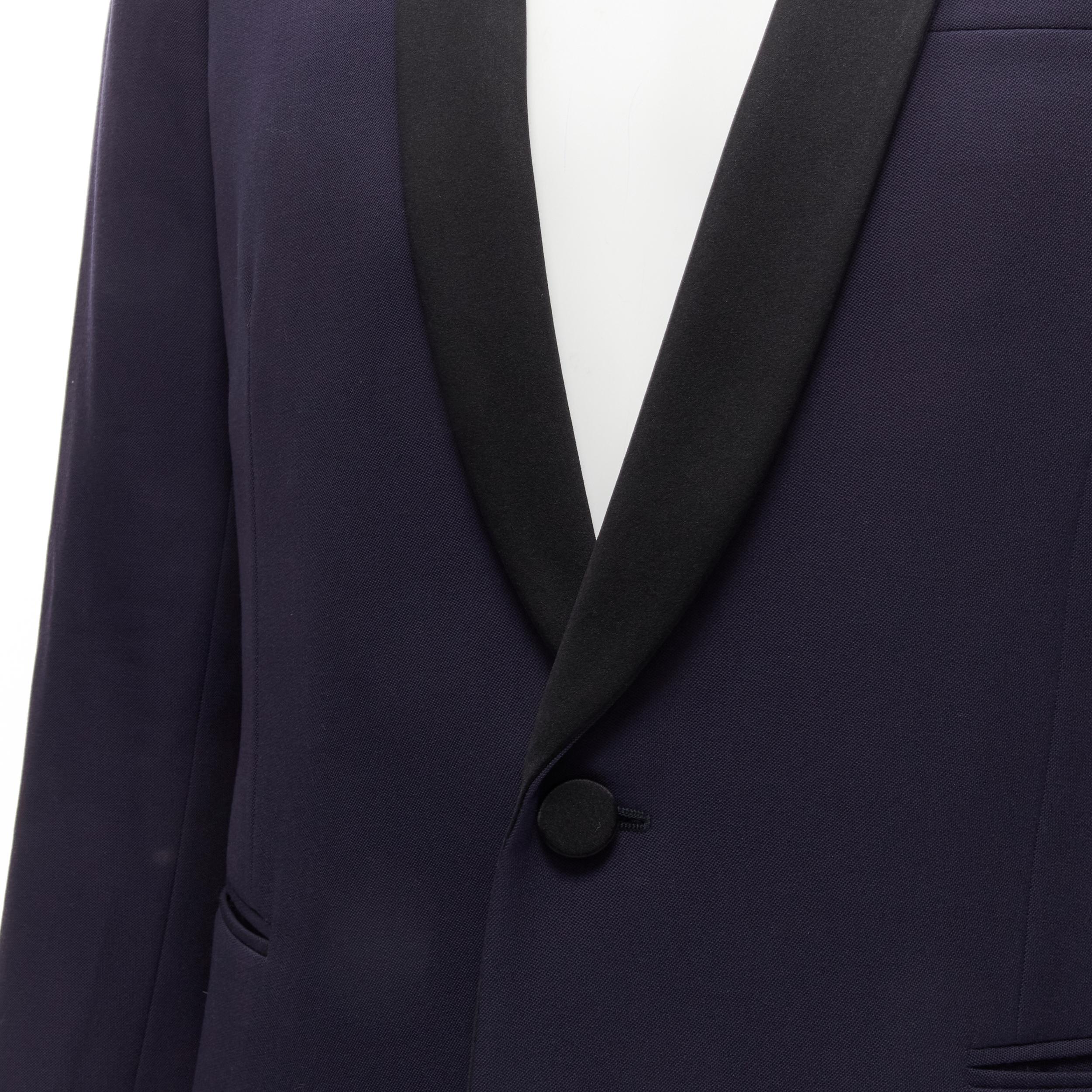 SAINT LAURENT - Combinaison blazer en laine vierge avec col châle en satin bleu marine EU50 L
Référence : YNWG/A00091
Marque : Saint Laurent
MATERIAL : Laine vierge
Couleur : Marine, Noir
Motif : Solide
Fermeture : bouton
Doublure :  Tissu
Détails