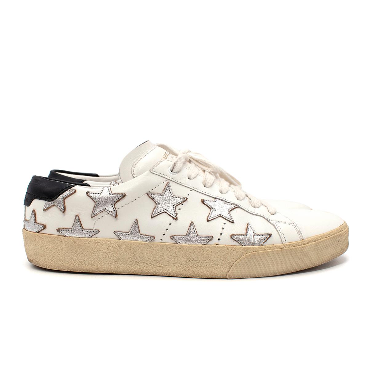 Saint Laurent Zapatillas California Court Classic Star Blancas

- Zapatilla deportiva de Saint Laurent inspirada en la pista, con suela de goma de plataforma gruesa y carcasa de piel blanca decorada con estrellas plateadas metalizadas.
- Cordones