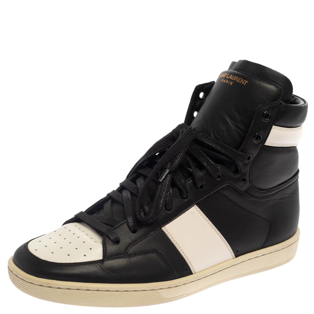 These Saint Laurent sneakers are effortlessly suave and amazingly stylish. Brimming with minimal aesthetics, these sneakers are crafted from white and black leather and designed with lace-ups on the vamps and brand logo details on the exaggerated