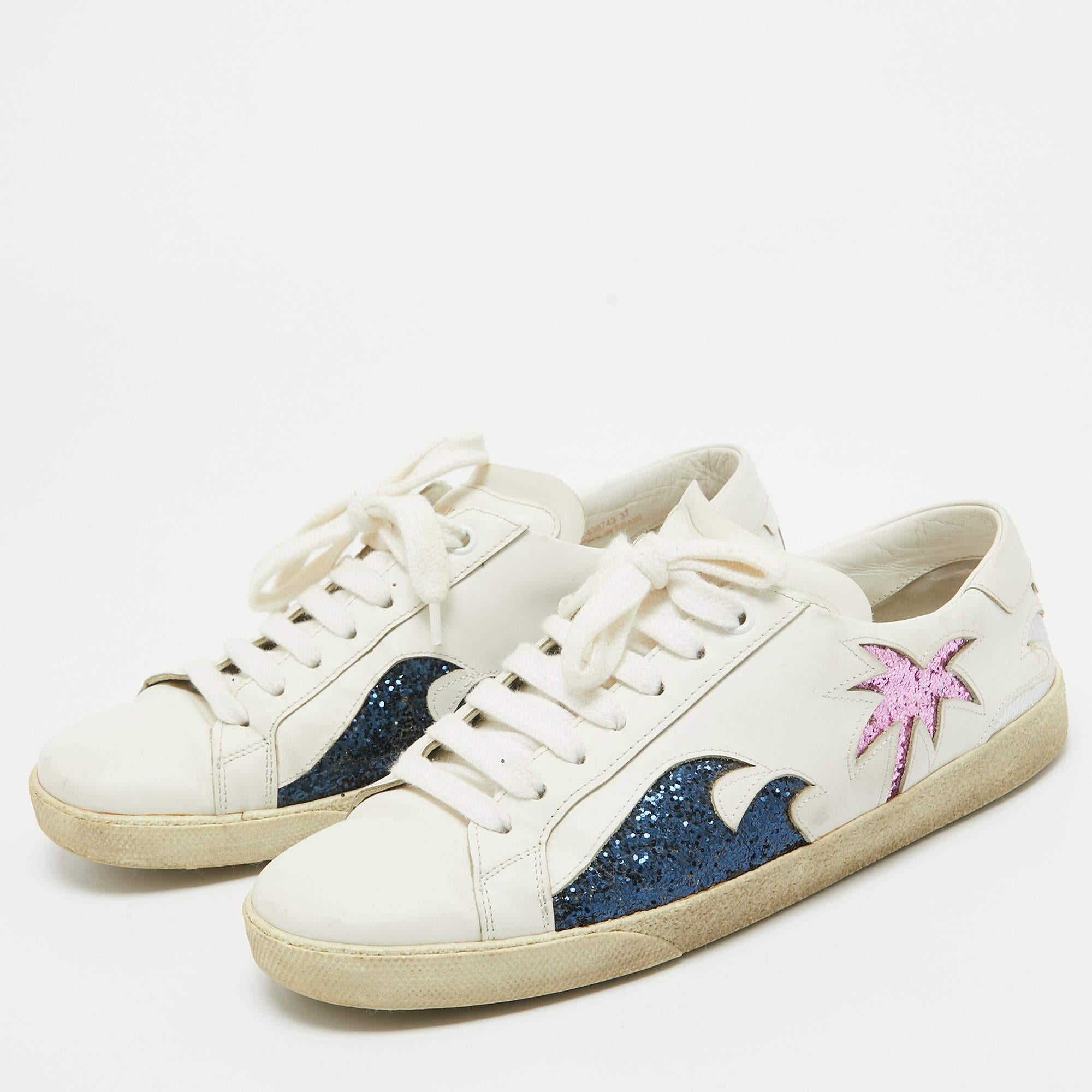 Add a statement appeal to your outfit with these sneakers. Made from premium materials they feature lace up vamps and relaxing footbeds. The durable sole of this pair aims to provide you with everyday ease.