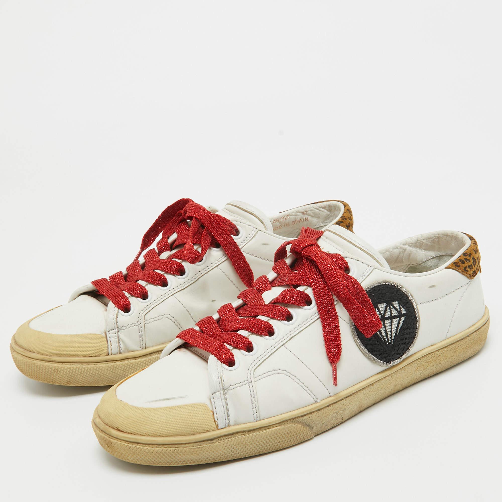Coming in a classic silhouette these designer sneakers are a seamless combination of luxury comfort and style. These sneakers are designed with signature details and comfortable insoles.