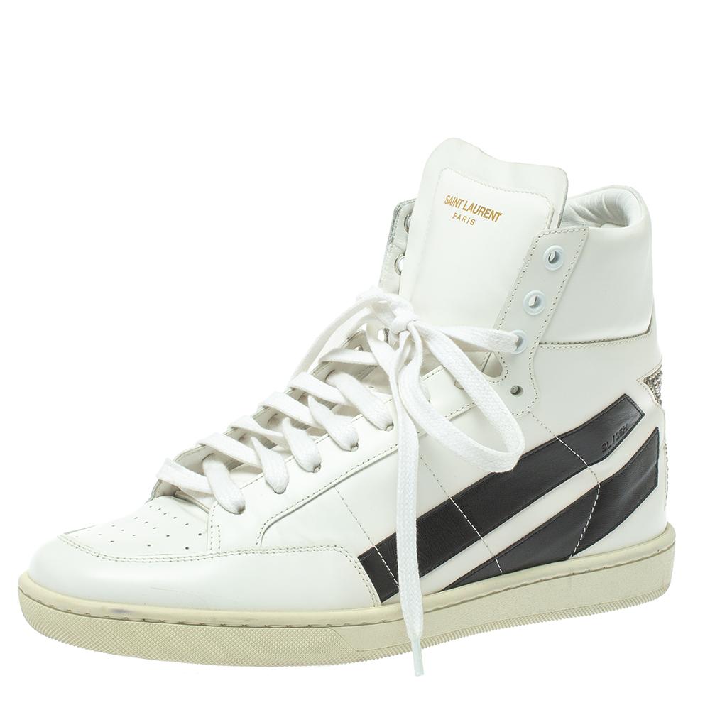 These Saint Laurent sneakers are effortlessly suave and amazingly stylish. Brimming with minimal aesthetics, these sneakers are crafted from white leather and designed with lace-ups on the vamps and brand logo details on the exaggerated tongues and