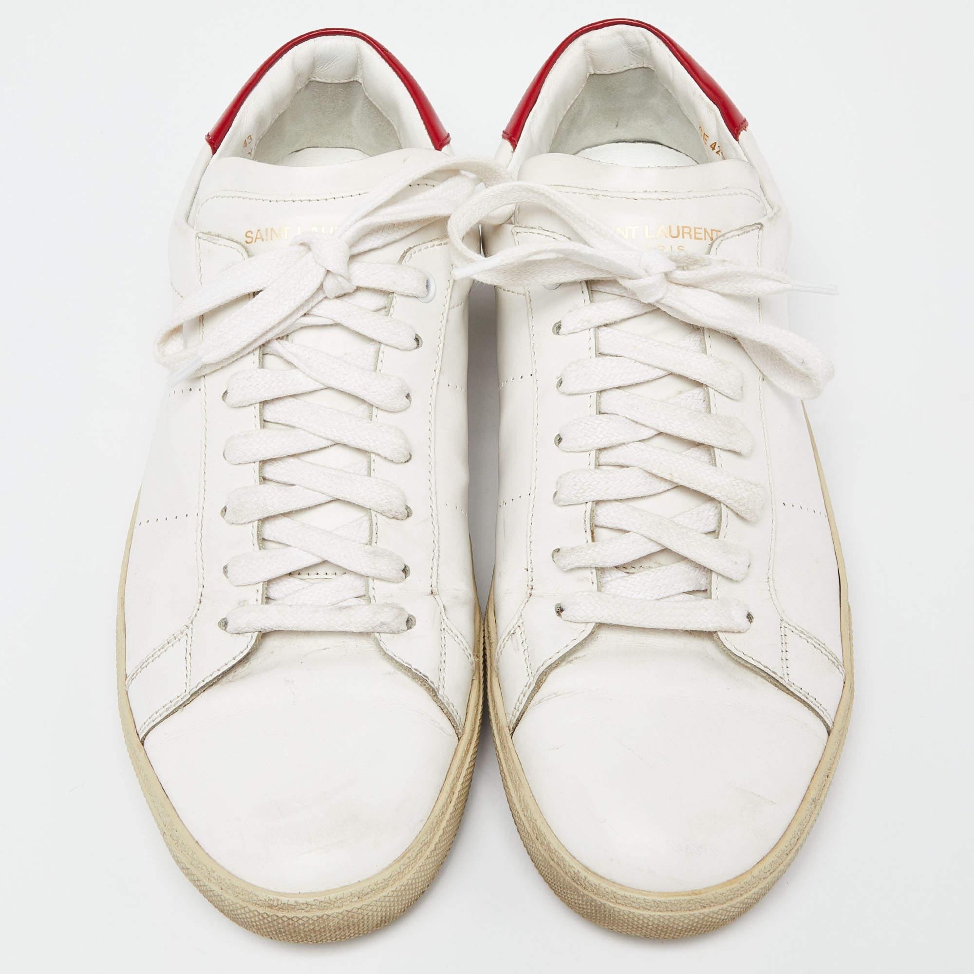 Upgrade your style with these Saint Laurent sneakers. Meticulously designed for fashion and comfort, they're the ideal choice for a trendy and comfortable stride.

