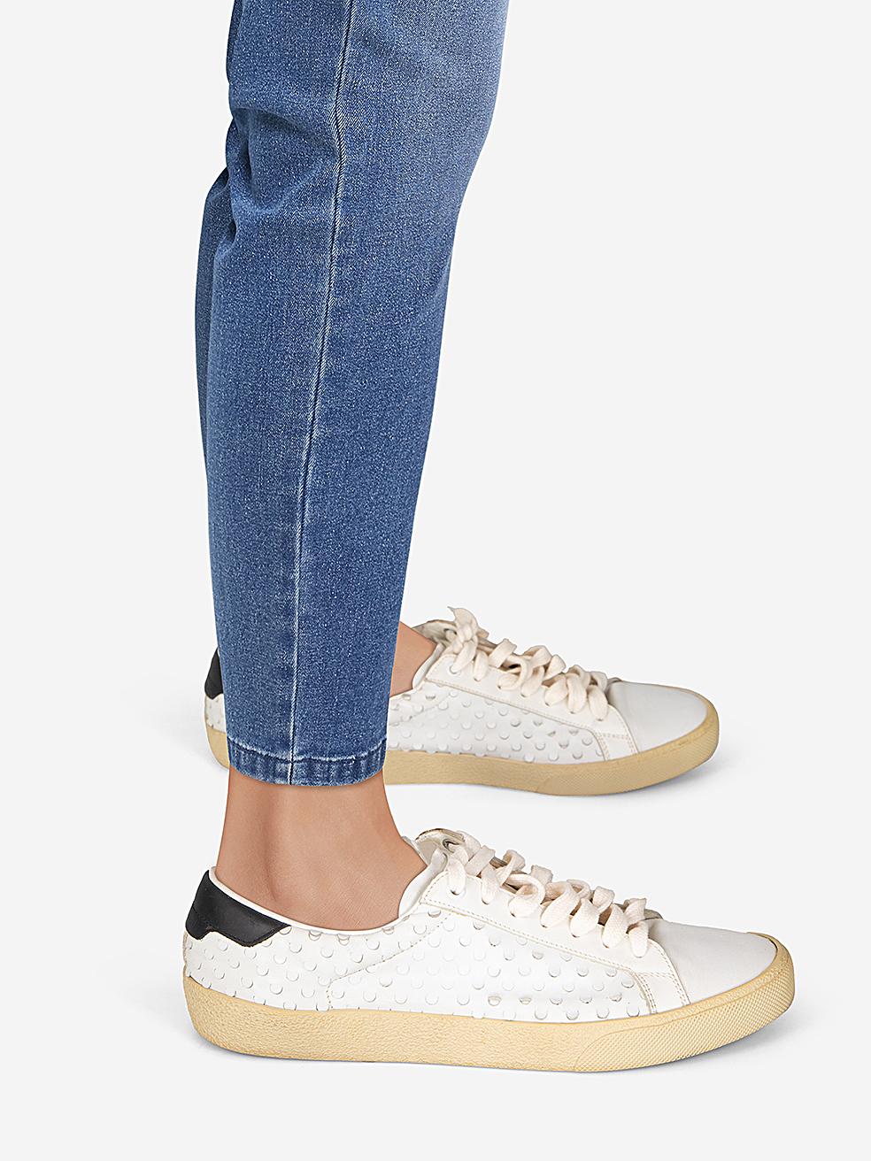 L'ÉTAT est très bon. L'usure des baskets est minime. Usure minimale du côté gauche de la chaussure droite, de la boîte à orteils et du contrefort des deux chaussures où il y a abrasion. Les deux boîtes à orteils sont généralement froissées sur cet