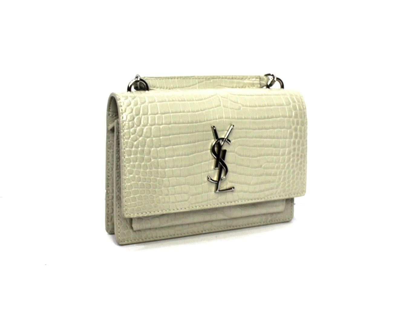 Fantastic Saint Laurent Sunset model bag made of white crocodile leather with silver hardware.
Magnetic flap closure, internally large for essentials.
Impeccable conditions.