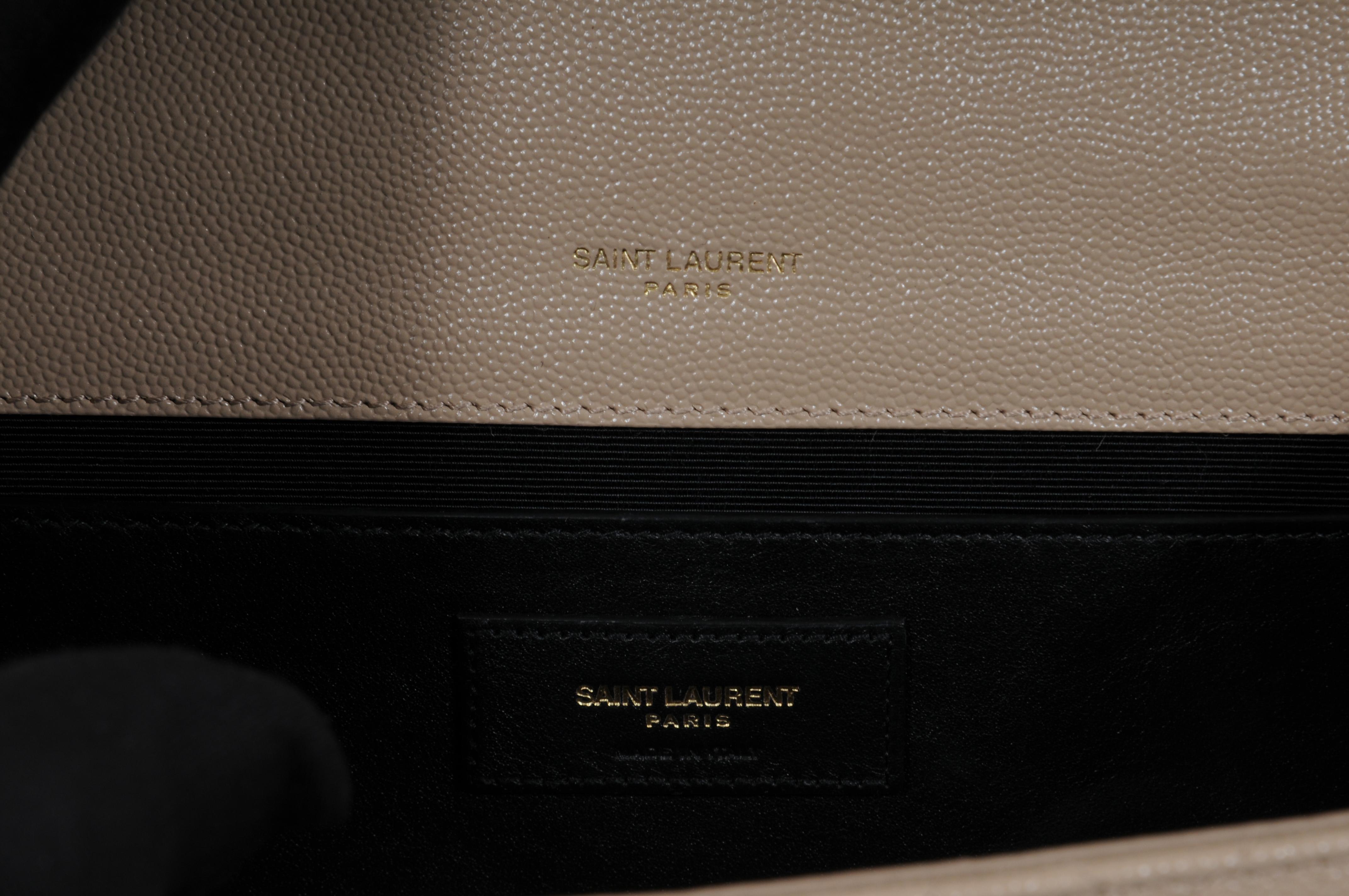 Saint Laurent Womens Envelope Medium Gesteppte Strukturierte Leder Umhängetasche Beige im Angebot 13
