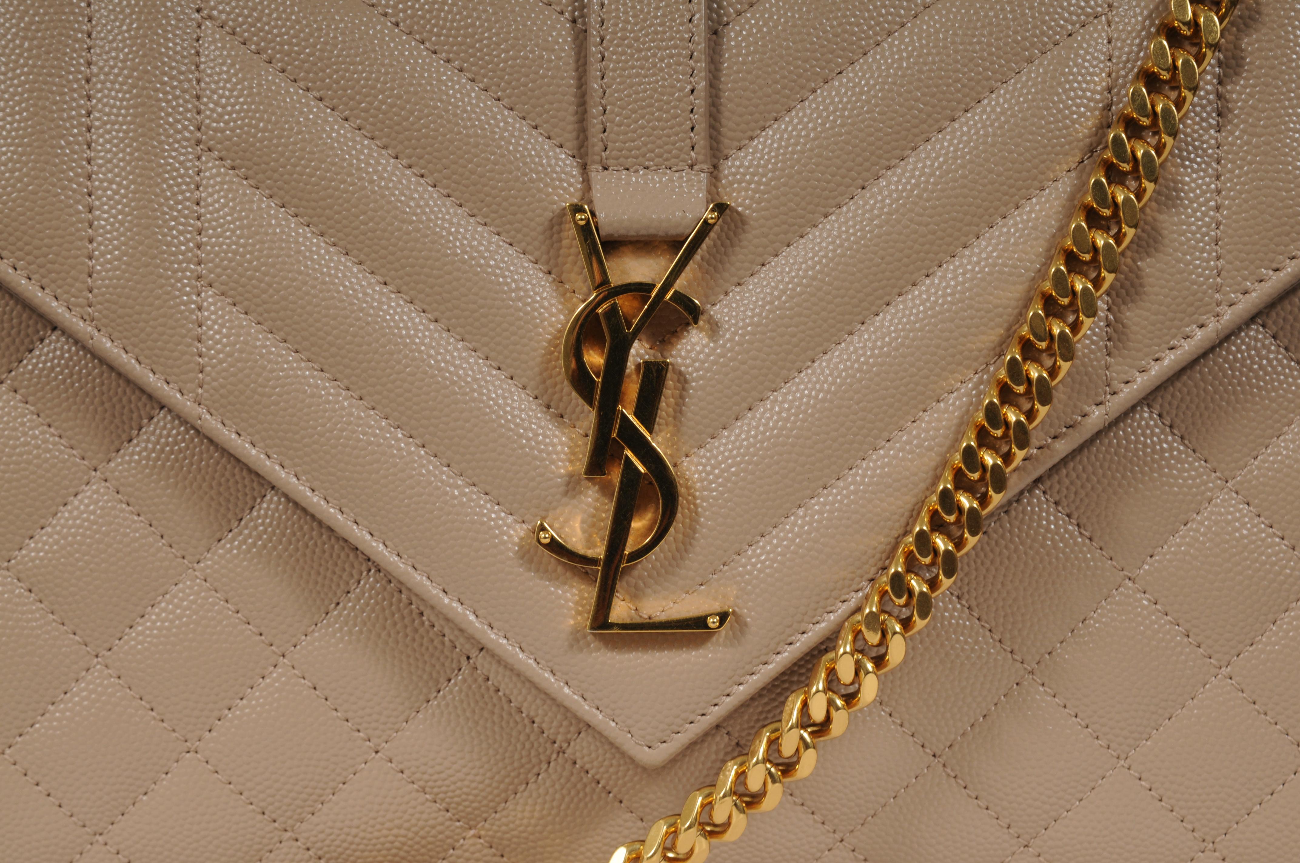 - Außen dunkelbeige

- Goldfarbene Hardware

- Wird mit Staubbeutel geliefert



Bedingung: 

Die Tasche ist ganz neu mit Box



Abmessungen: ( Ungefähr in Zoll ) 

9,4 L x 6,9 H x 2,3 B 

Schulterhöhe mit einem Schulterriemen: 21

Schulterhöhe mit