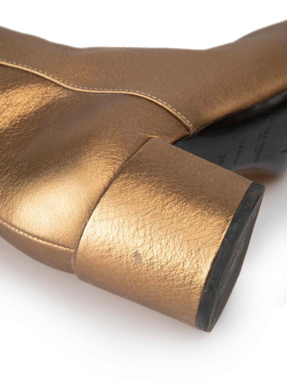 Saint Laurent Damen-Stiefeletten aus goldenem Leder mit spitzer Zehe und Metallic-Besatz im Angebot 1