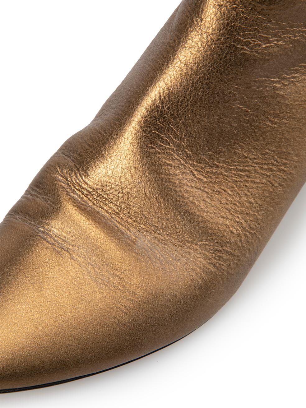 Saint Laurent Damen-Stiefeletten aus goldenem Leder mit spitzer Zehe und Metallic-Besatz im Angebot 2
