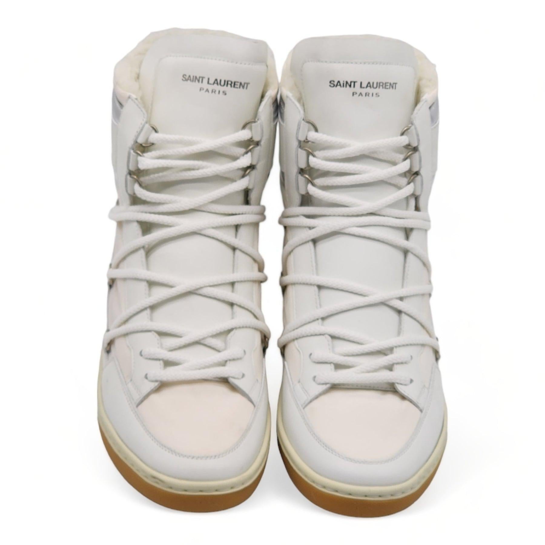 Saint Laurent Damen High Top Ski Sneakers. Obermaterial Leder, Sherpa-gefüttert.

Zusätzliche Informationen:
MATERIAL: Leder
Farbe: Italien
Größe: 7 US (37 EU)
Land: Italien
Zustand: Neu mit Box. Kleine Unvollkommenheit.