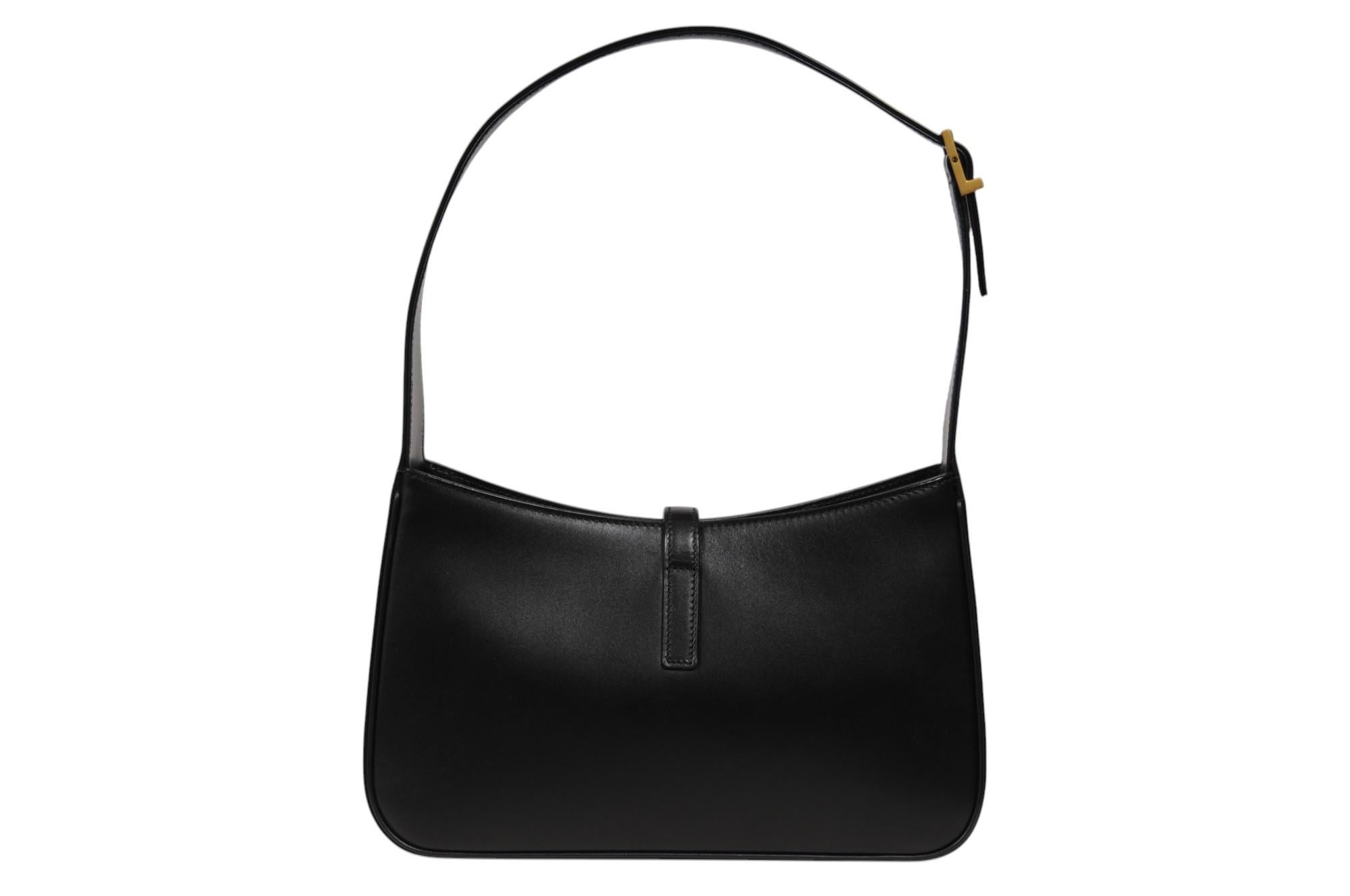 Saint Laurent Womens LE 5 A 7 Borsa a tracolla in pelle liscia nera Oro Logo YSL in vendita 1