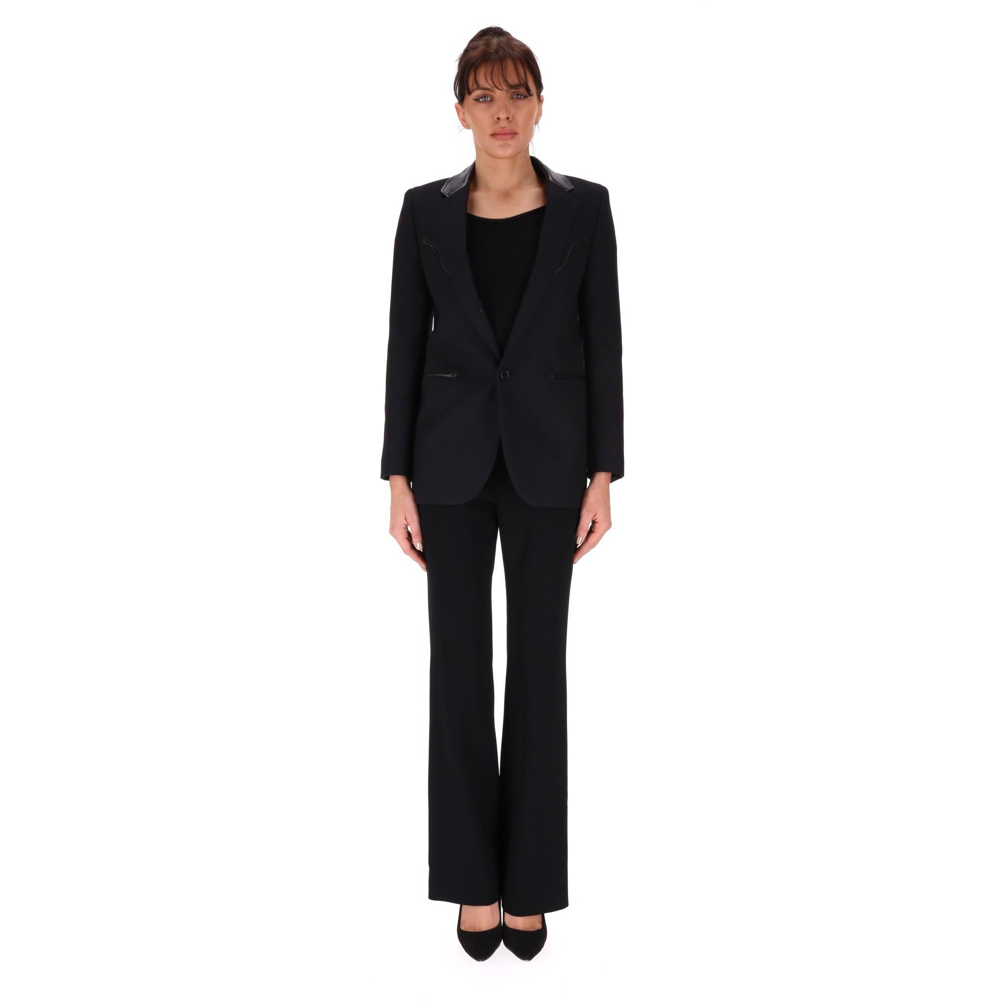 Giacca in lana con finiture in pelle di Saint Laurent

Blazer sartoriale nero completamente realizzato in lana e dettagliato con inserti e finiture in pelle di agnello.

Revers a specchio con tasche a filetto sul davanti, chiusura a un bottone e