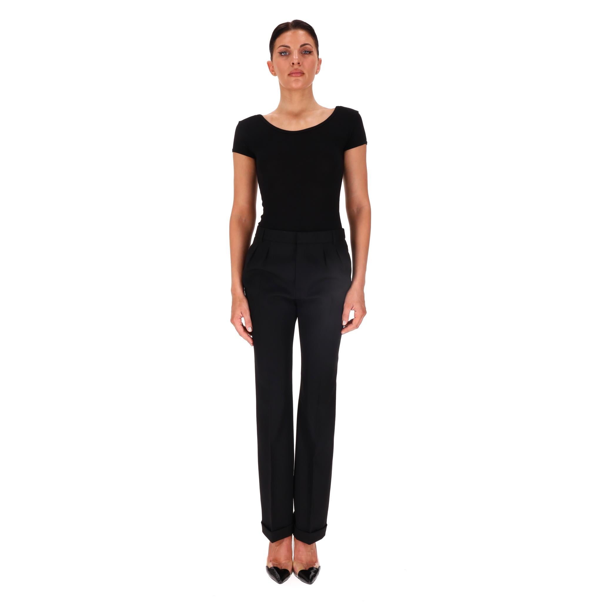 Saint Laurent - Pantalon évasé tailleur en laine

Pantalon noir à taille haute en laine, fabriqué en Italie.

Il est doté d'une jambe évasée à la taille élevée et de plis bien marqués.

Boutons embossés 'Saint Laurent Paris' et fermeture à