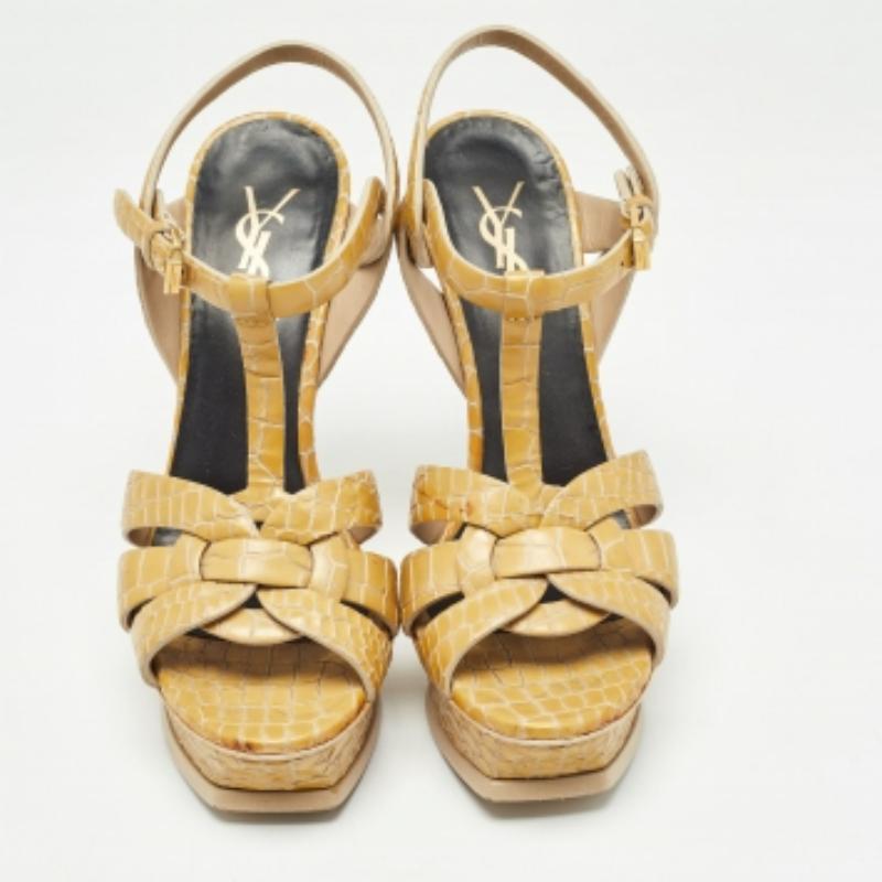 Beige Saint Laurent - Sandales en crocodile gaufré jaune Taille 36.5 en vente