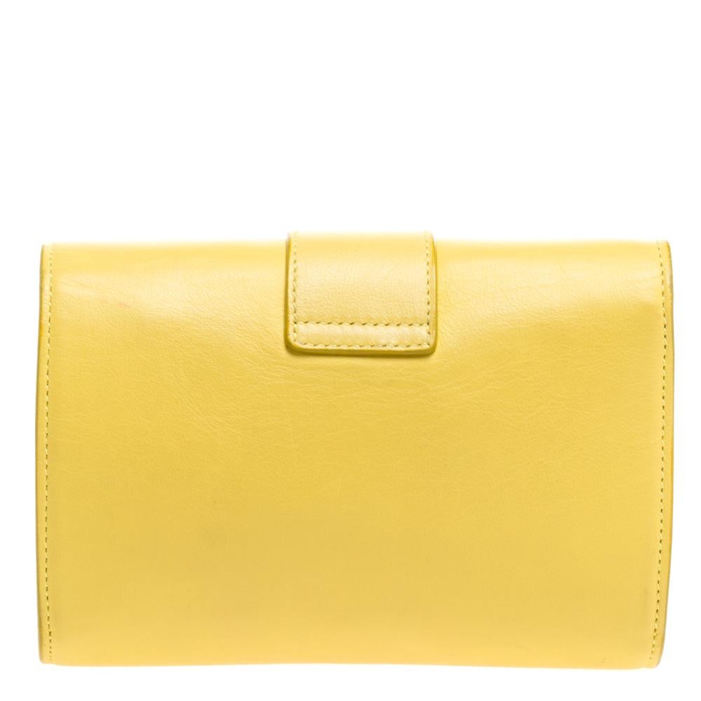 This Y-Ligne wallet on chain from Saint Laurent Paris is one creation a fashionista like you must own. It has been wonderfully crafted from leather and it flaunts a yellow shade. It also comes equipped with a front flap that opens to reveal a