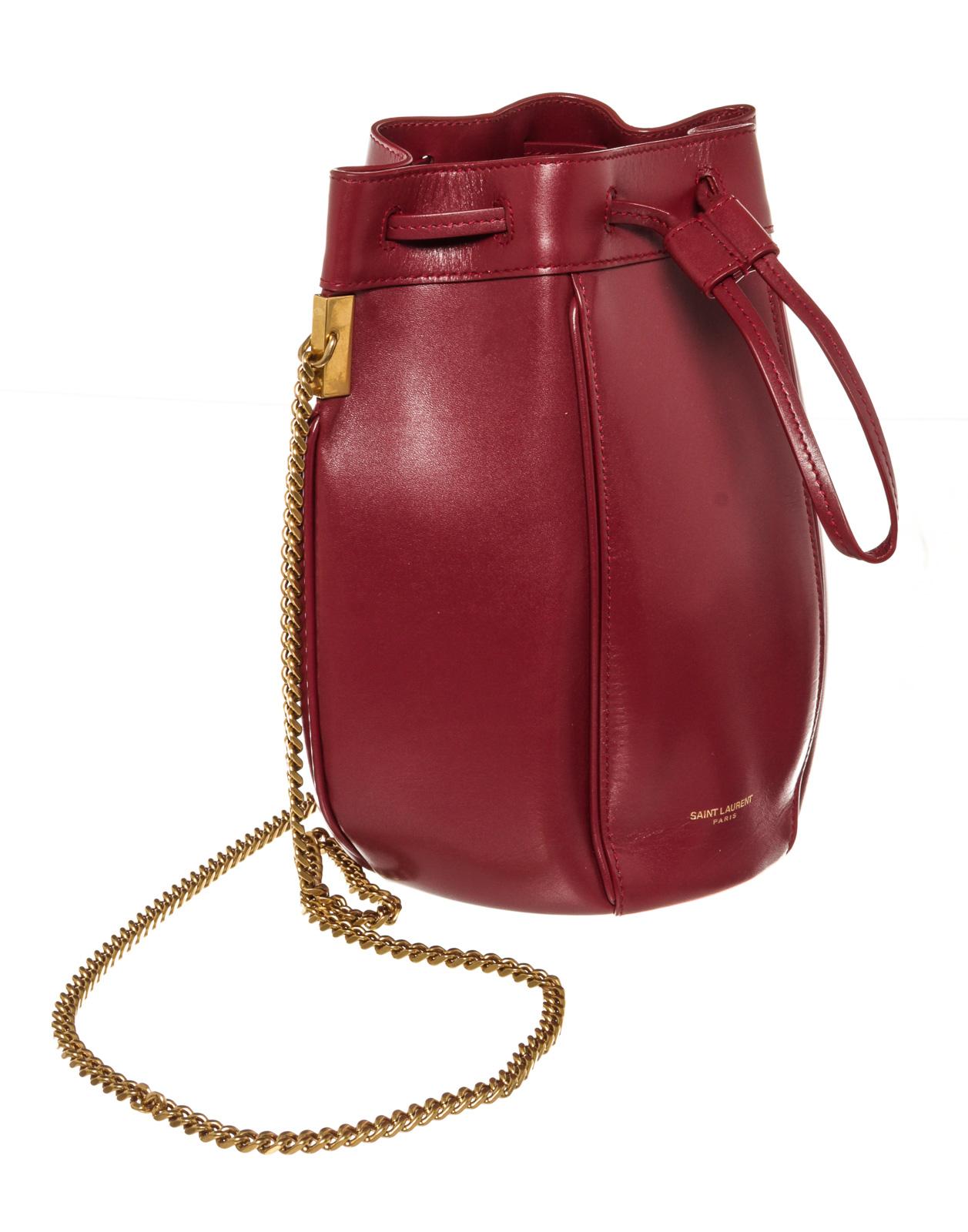 Sac seau Talitha en cuir bourgogne de Saint Laurent, avec des ferrures dorées antiques, une seule bandoulière réglable, une doublure en nylon noir, une seule poche intérieure et un cordon de serrage à l'avant.


56130MSC
