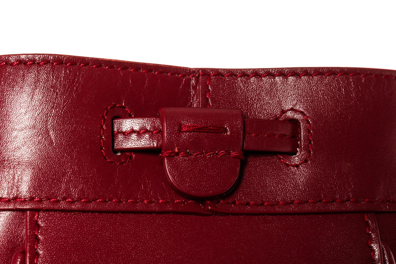 Saint Laurent YSL - Sac seau Talitha en cuir lisse bordeaux en vente 2
