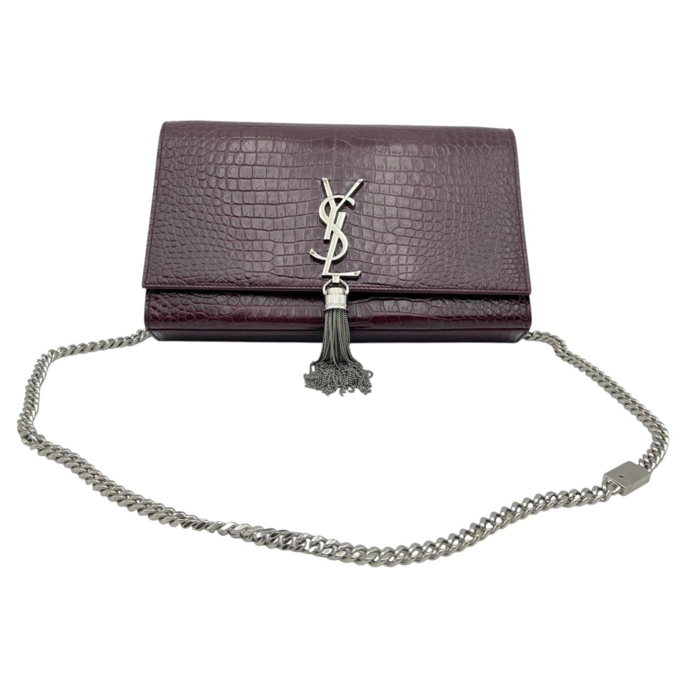 Saint Laurent YSL Kate Tassel Tasche, mittelgroß, burgunderfarbenes Leder mit Krokodilprägung