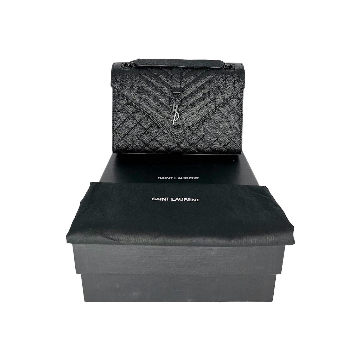 This Saint Laurent Medium Triquilt Envelope Bag was made in Italy and it is finely crafted of a black grained calfskin leather exterior with matte black hardware features. It has a slip pocket on the backside. It has a matte black chain-link