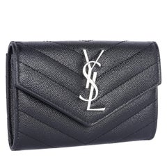 Saint Laurent YSL Monogrammiertes Portemonnaie mit kleiner Klappe aus genarbtem Leder in Schwarz