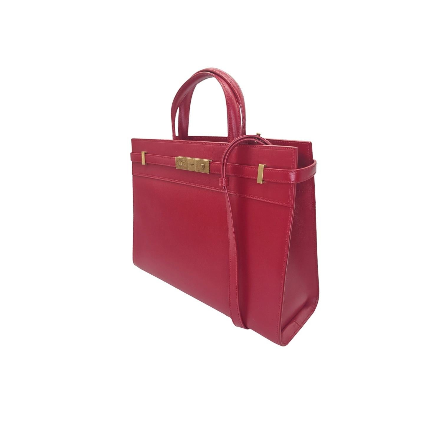 Eleva il tuo stile con la Tote Saint Laurent YSL Small Manhattan Top Handle. Realizzata in Italia in pelle rossa liscia, questa lussuosa tote presenta manici piatti, finiture dorate e un interno spazioso con tasche per l'organizzazione. Con una