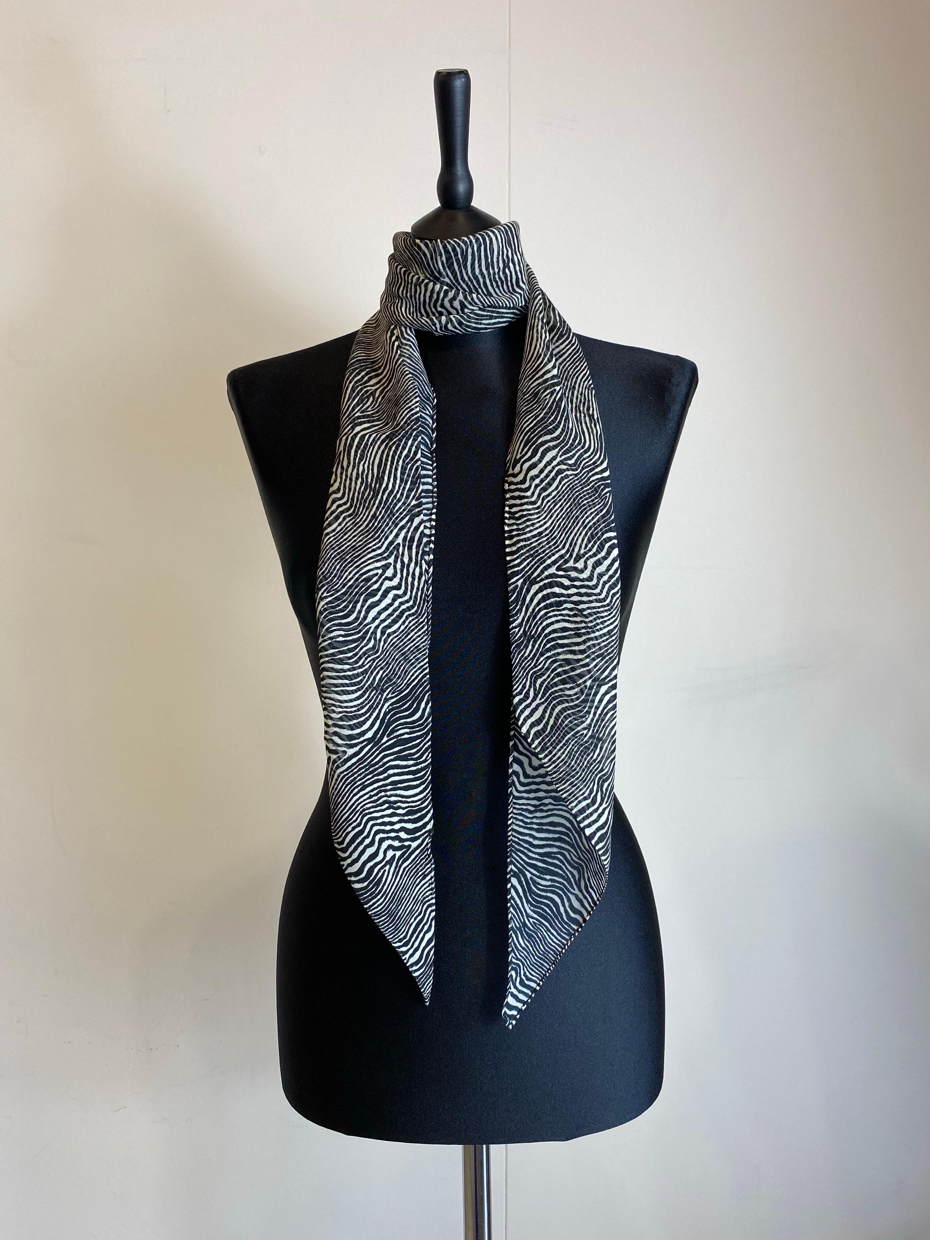 Foulard Saint Laurent.
En seda de cebra 100%.
Tamaño 177 cm X 18 cm
Perfecto estado, como nuevo.