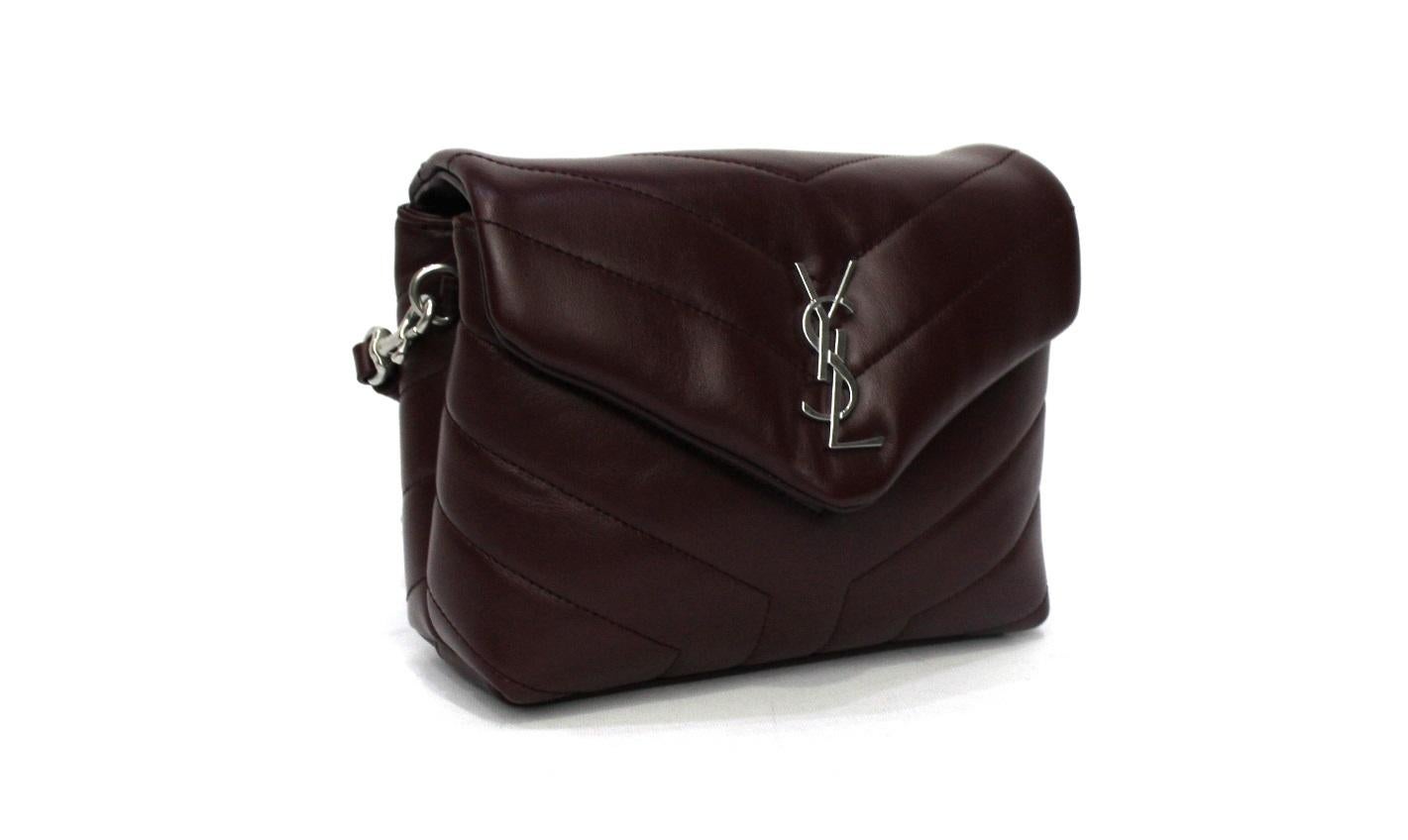 Saint Laurent Toy Lou Lou model bag made in burgundy leather with silver hardware.

Magnetic button closure, internally capacious for the essentials.

The bag is in excellent condition.