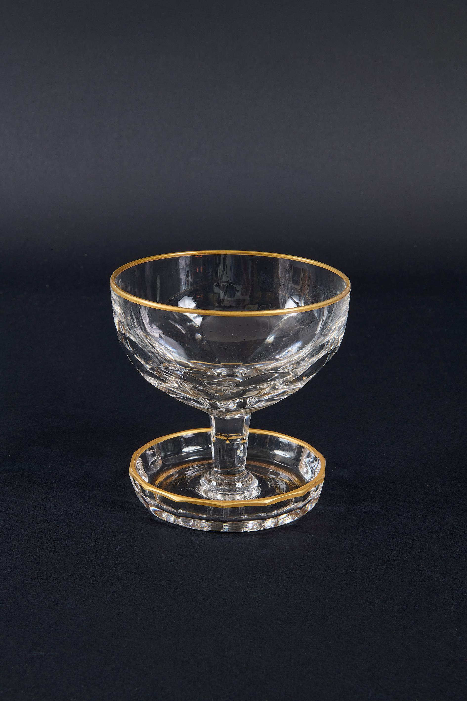 Saint Lois Credited Satz von Höhe Kristall Schale Gläser (Französisch) im Angebot