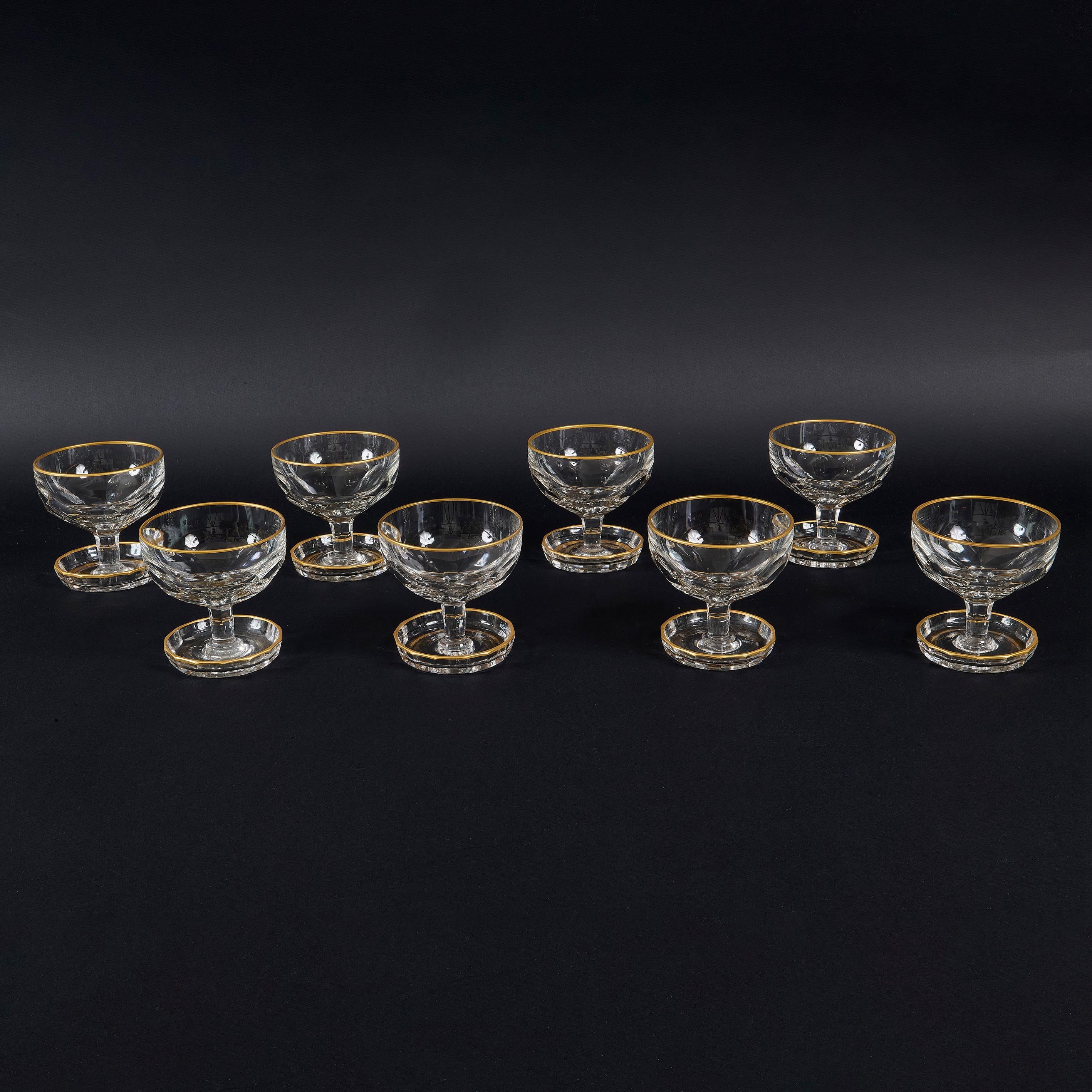 Saint Lois Credited Satz von Höhe Kristall Schale Gläser (20. Jahrhundert) im Angebot