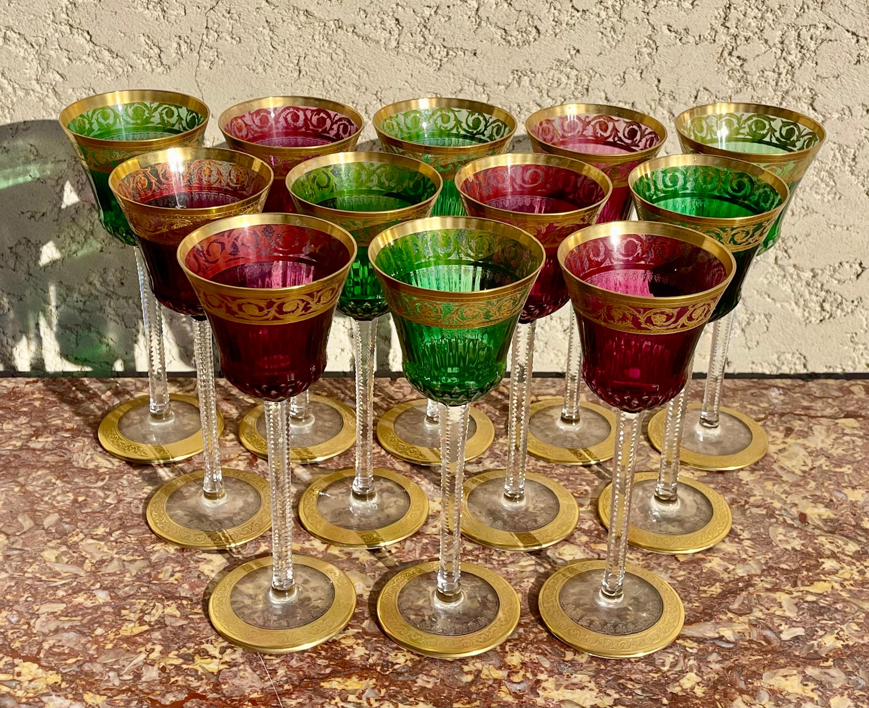 Satz von 12 Roemers Kristallgläsern: 6 rote und 6 grüne, alle mit Gold verschönert. Distelmuster aus der berühmten Kristallmanufaktur Saint Louis. Jedes Glas ist mit der Ätzung 