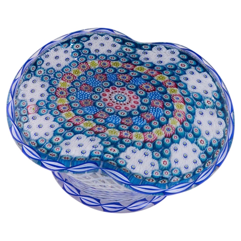 Saint Louis Blumenkorb mit Millefiori-Briefbeschwerer, 1981 im Angebot