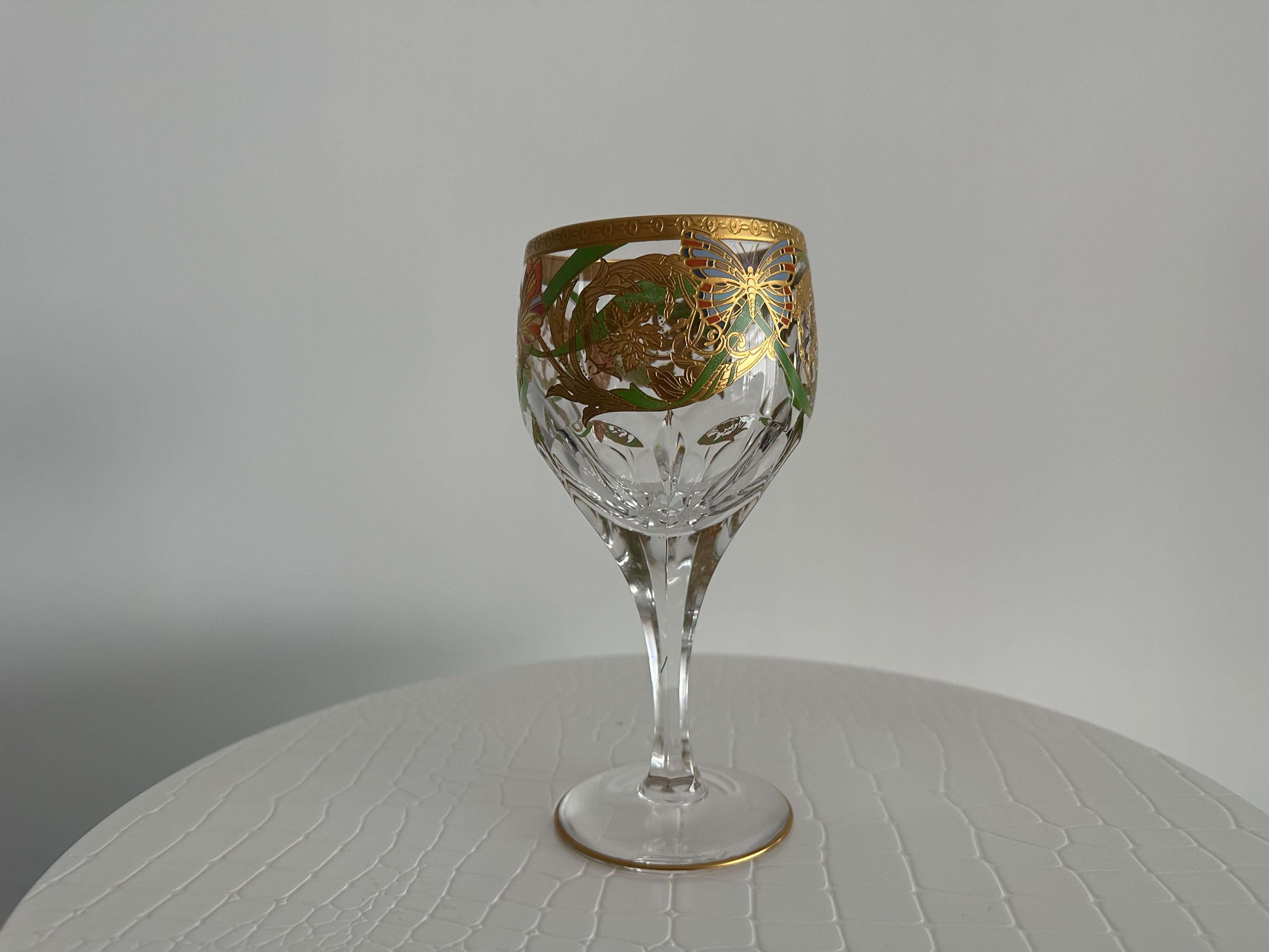 Saint-Louis Collectional Weinglas mit individuellem Design, 24 K vergoldet, Lagerware
Dieses ganz besondere Sammlerstück, ein Unikat, wurde ursprünglich von der berühmten französischen Manufaktur Saint-Louis hergestellt. Später verzierte die