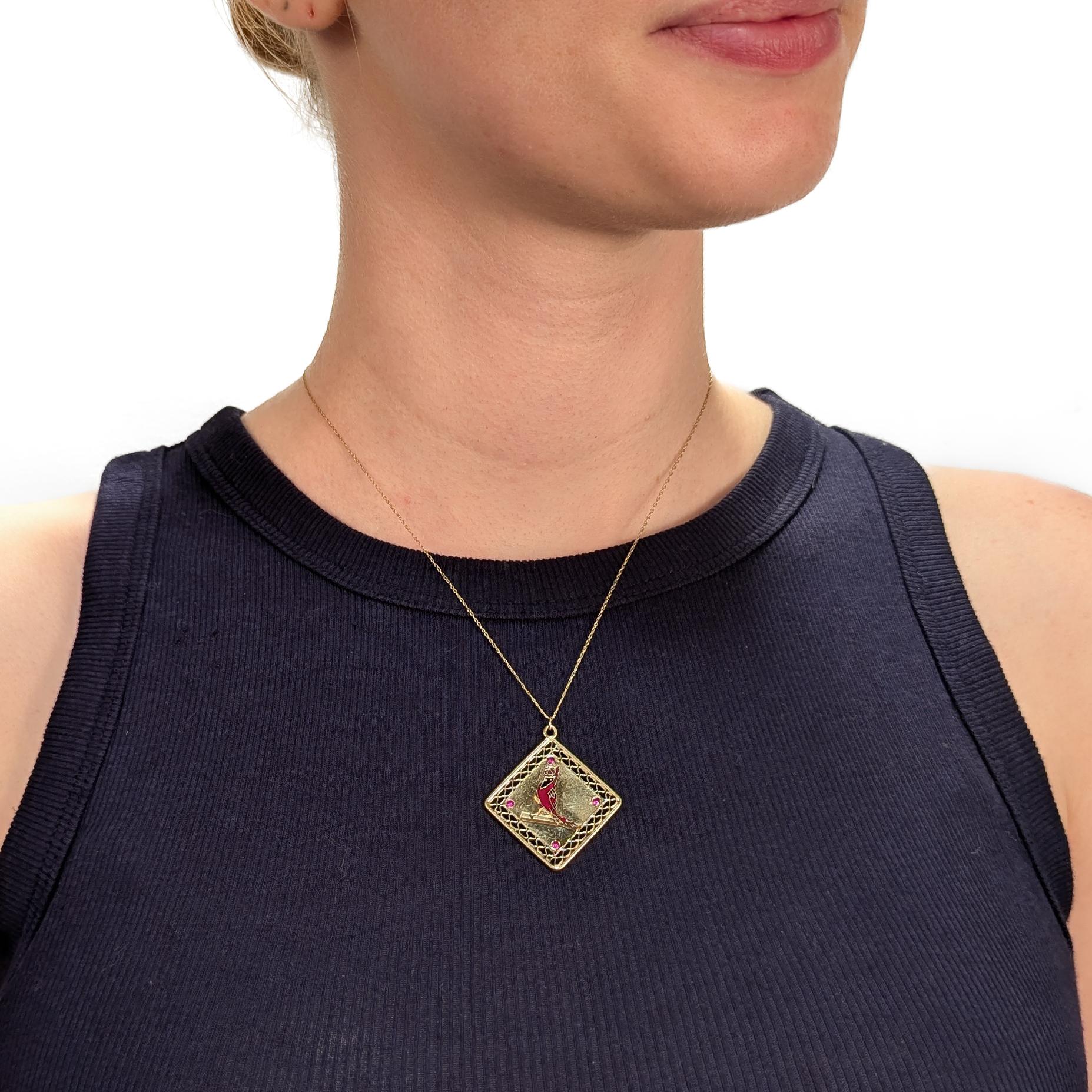 Une belle breloque de baseball des Saint Louis Cardinals signée pour un bracelet.

En or jaune 14 carats.

Par Ballou & Co.

En forme de diamant de baseball stylisé avec une bordure ajourée, un cabochon de rubis à chaque coin et un logo émaillé des