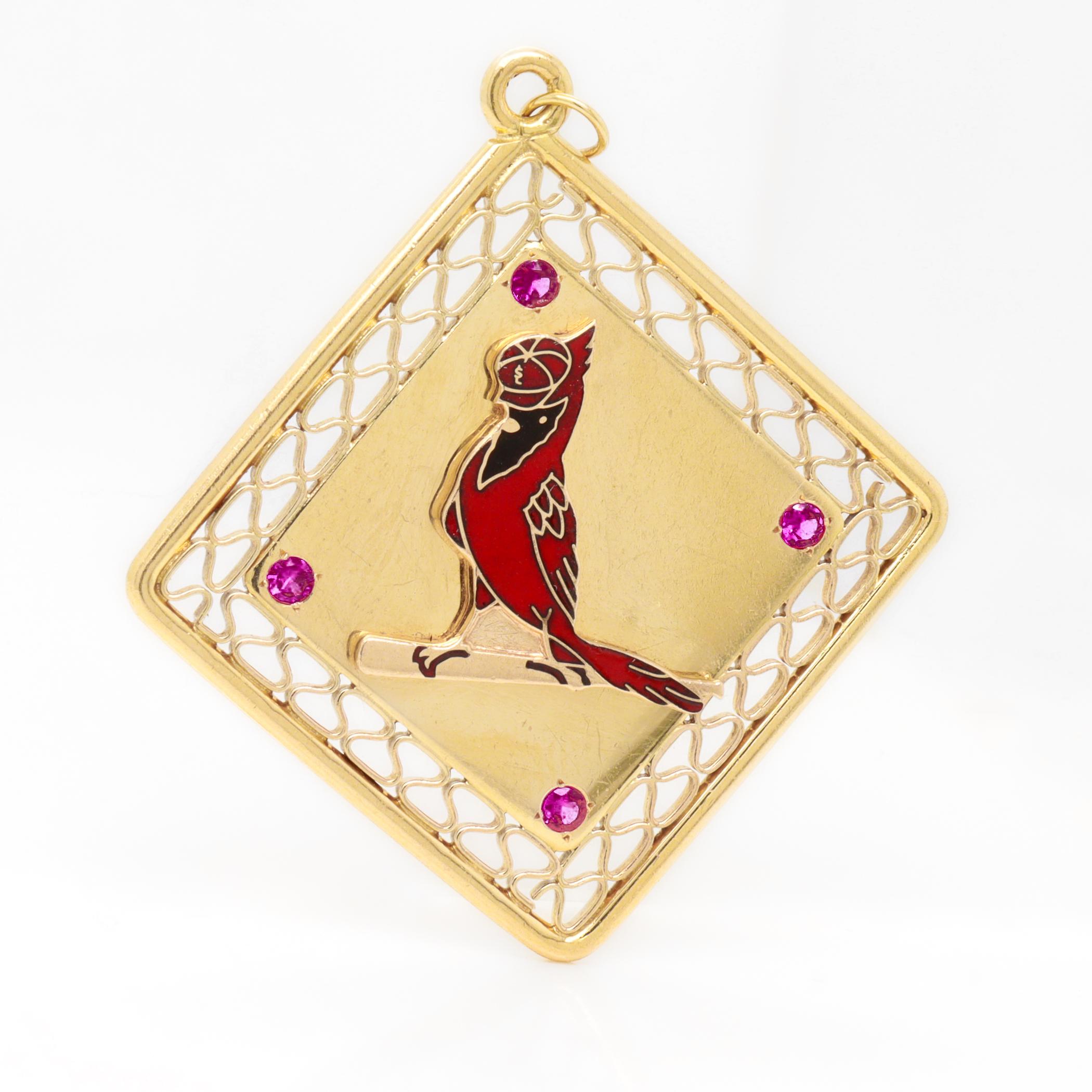 Taille ronde Saint Louis Cardinals Baseball World Series Charm en or, émail et rubis par Ballou en vente