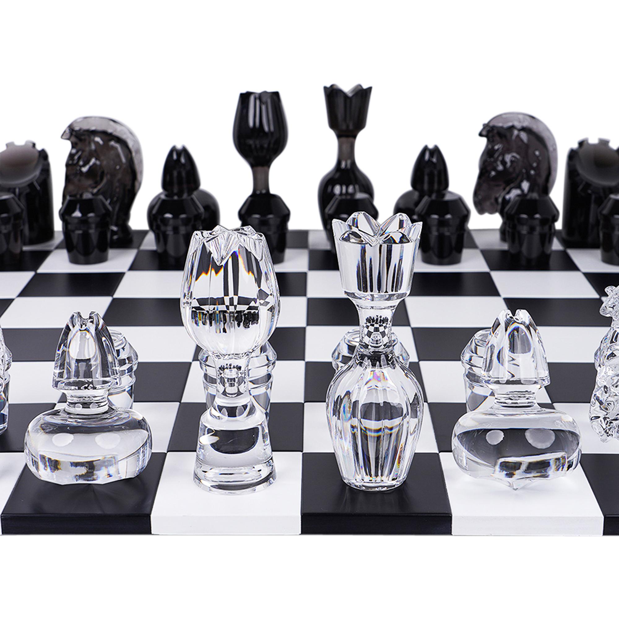 Mightychic bietet eine limitierte Auflage des Saint-Louis Schachspiels in Jeu Flanell-Grau und Holz an.
Jede Schachfigur ist von Saint-Louis' klassischen Karaffenverschlüssen inspiriert.
Das Schachspielbrett besteht aus Buchenholz und ist mit einem